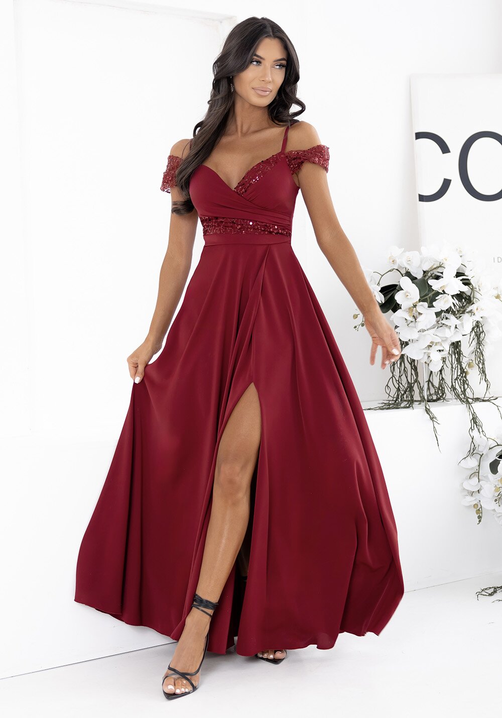 A&M Rochie de ocazie eleganta lunga burgundy cu umeri goi si paiete Valentina2