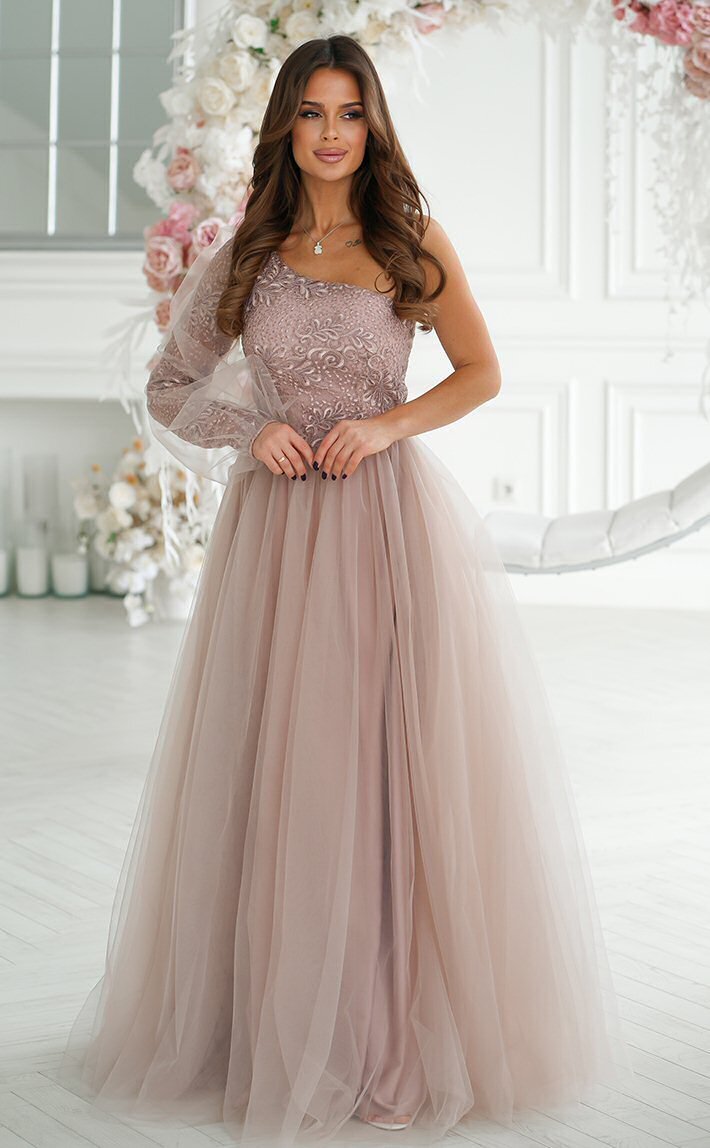 Bicotone Rochie eleganta lunga din tulle si dantela bej sampanie cu un umar gol si maneca lunga Azelle