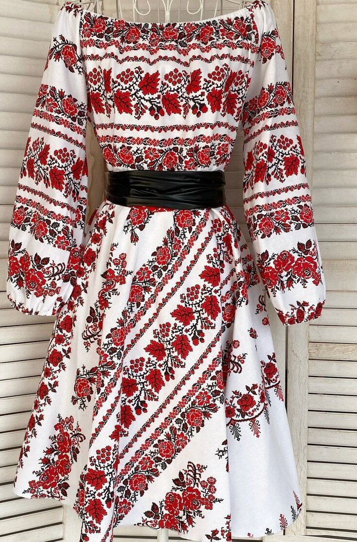  Rochie traditionala midi alba cu flori rosii cu maneca lunga Lesya
