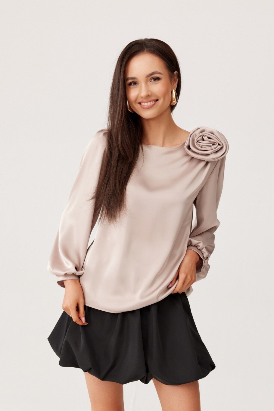 Roco Fashion Bluza bej din satin cu floare si maneca lunga EvelynR