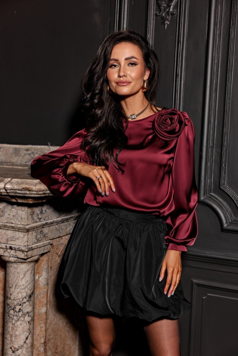 Roco Fashion Bluza burgundy din satin cu floare si maneca lunga EvelynR