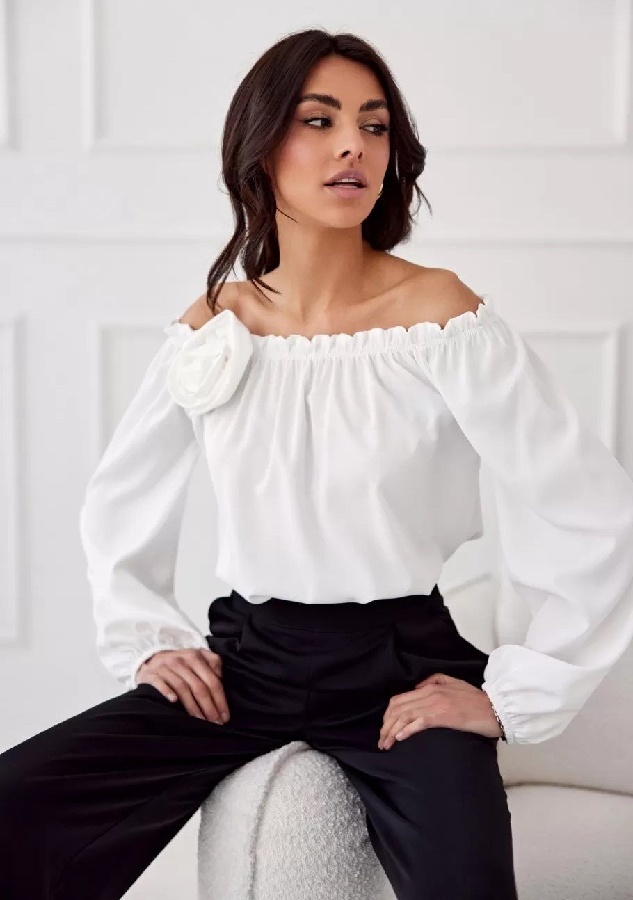 Roco Fashion Bluza dama cu floare alba cu umerii goi si maneca lunga RosieR