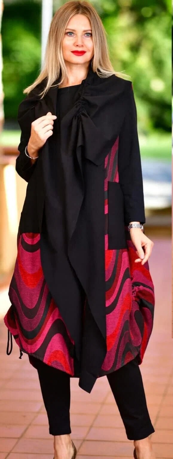 158C Vesta lunga statement din material tip brocart in nuante rosu-bordo cu guler negru asimetric