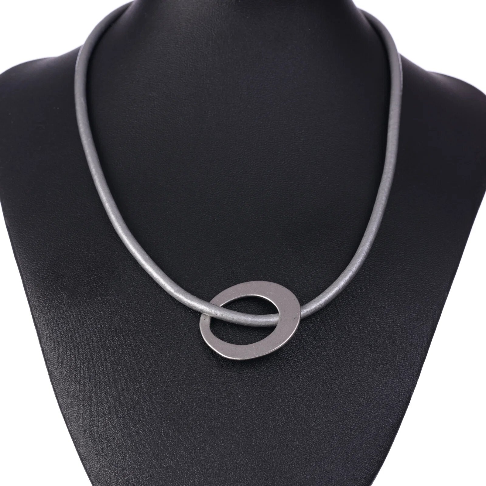 Arco Iris Colier minimalist cu cerc neregulat pe fir gros de piele ecologica argintiu mat
