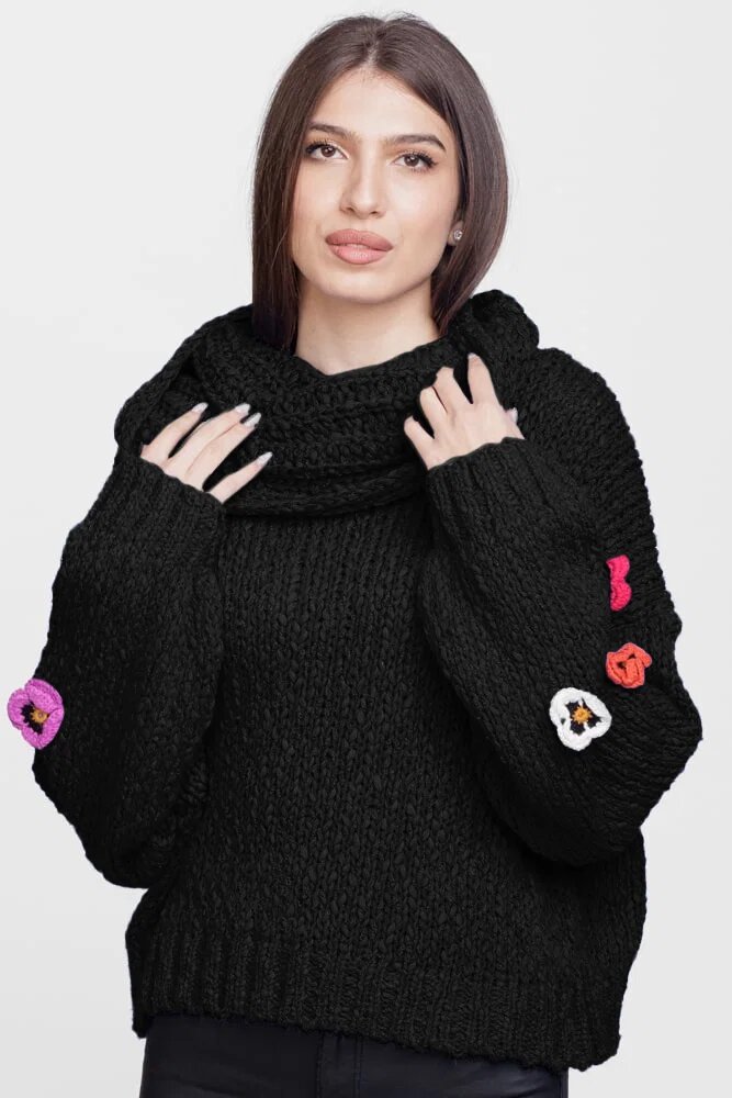 Flex Moda Pulover cu guler bogat cu ochiuri mari si flori pe maneci negru