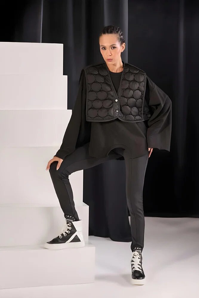 H-4 Bluza neagra oversize cu vestuta matlasata scurta