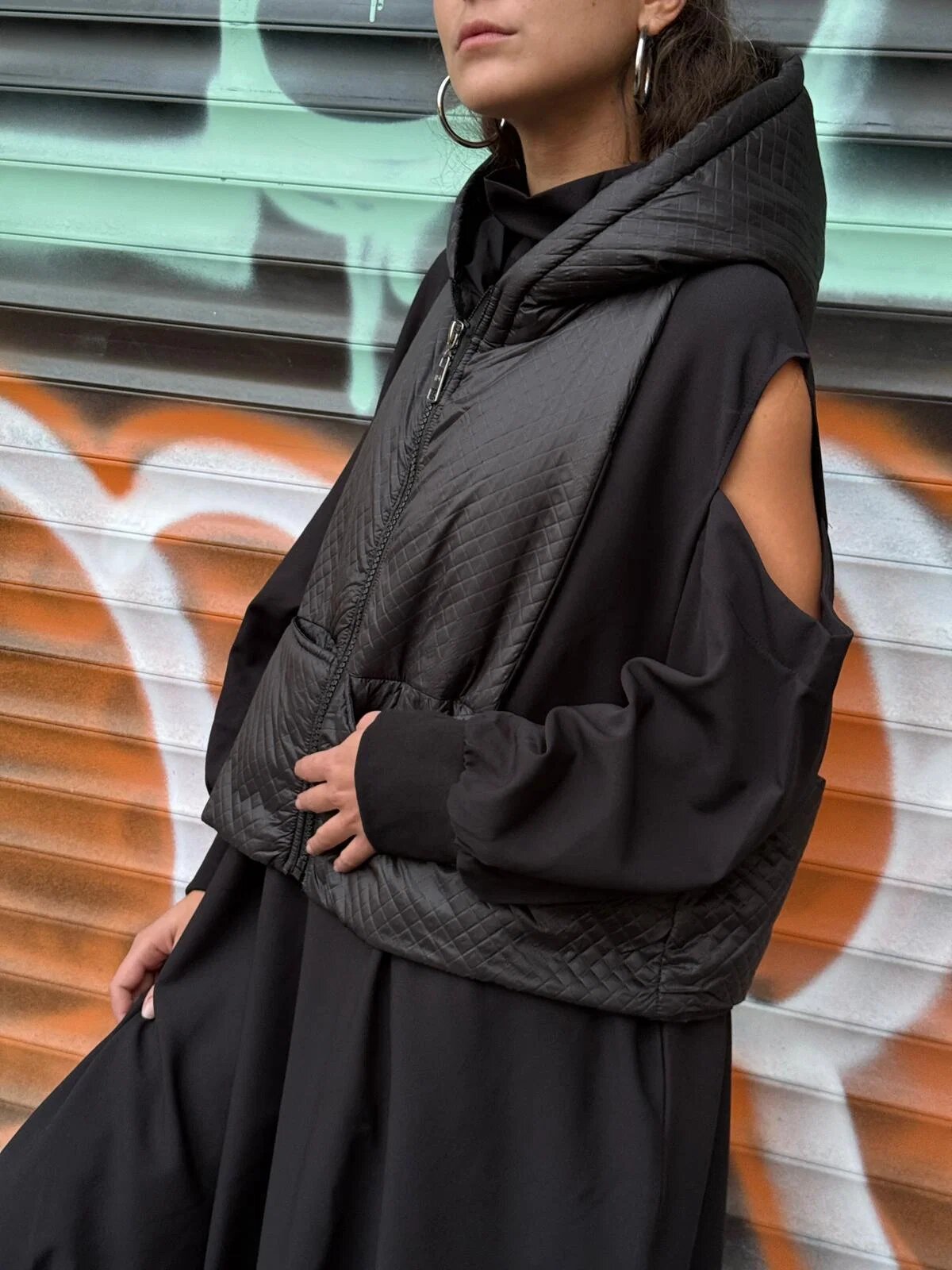 H-4 Set rochie neagra oversize cu umeri goi si vesta matlasata