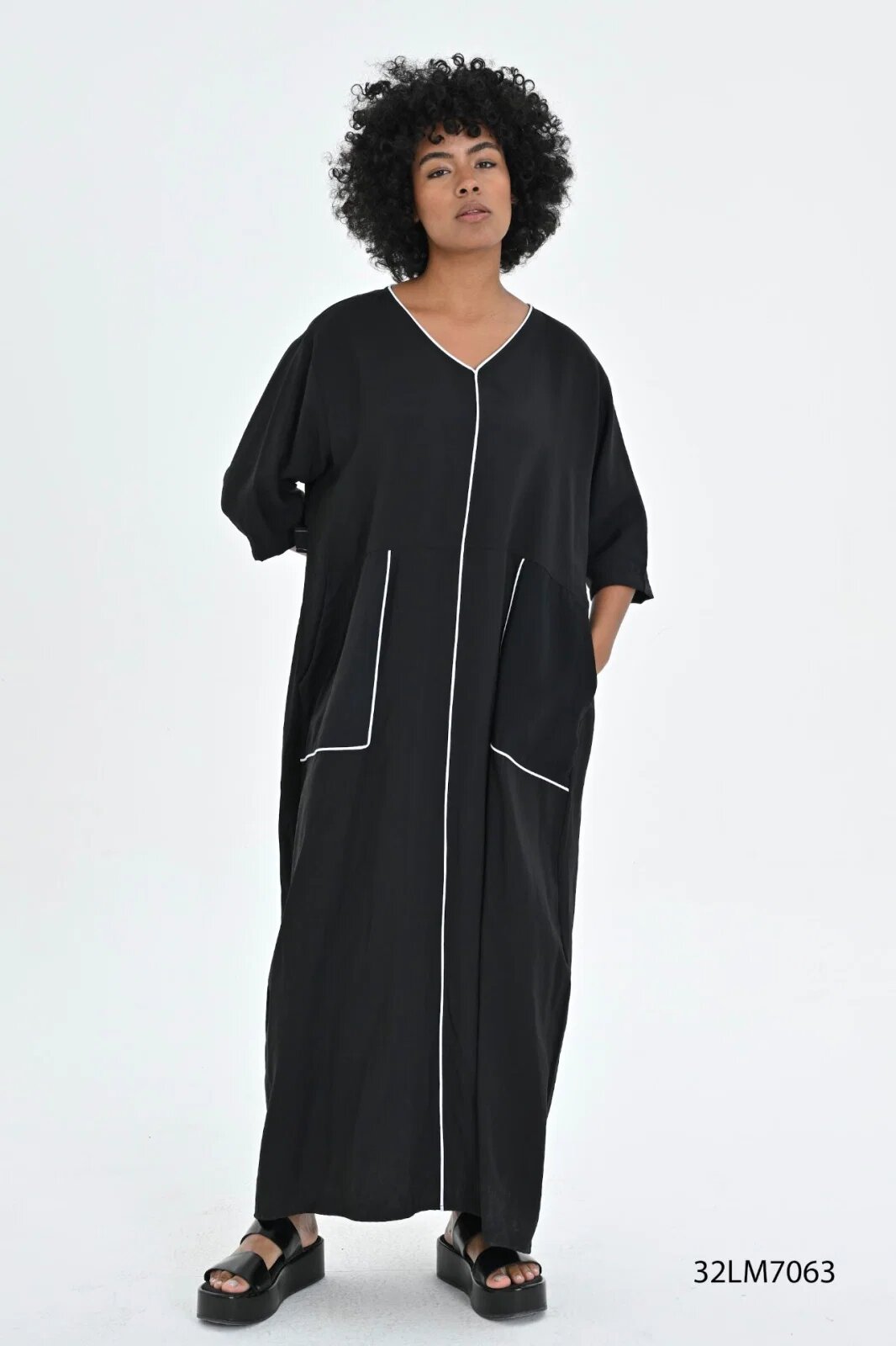 JUST ANGELS Rochie neagra oversize cu detalii fine albe