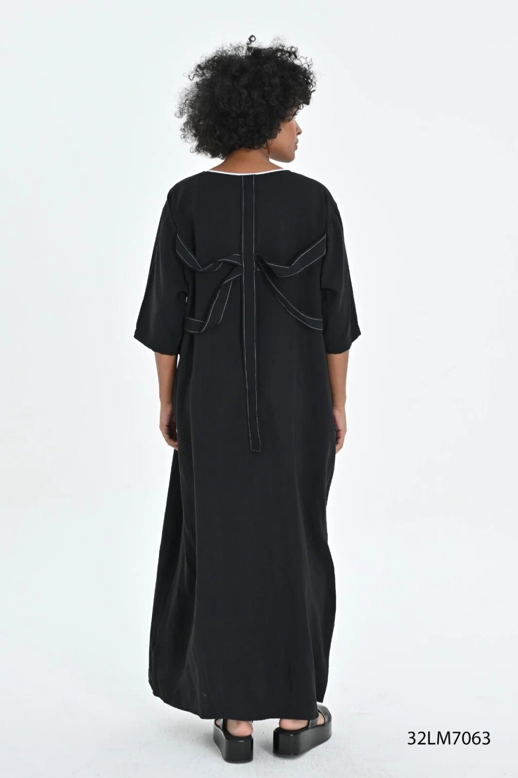 JUST ANGELS Rochie neagra oversize cu detalii fine albe