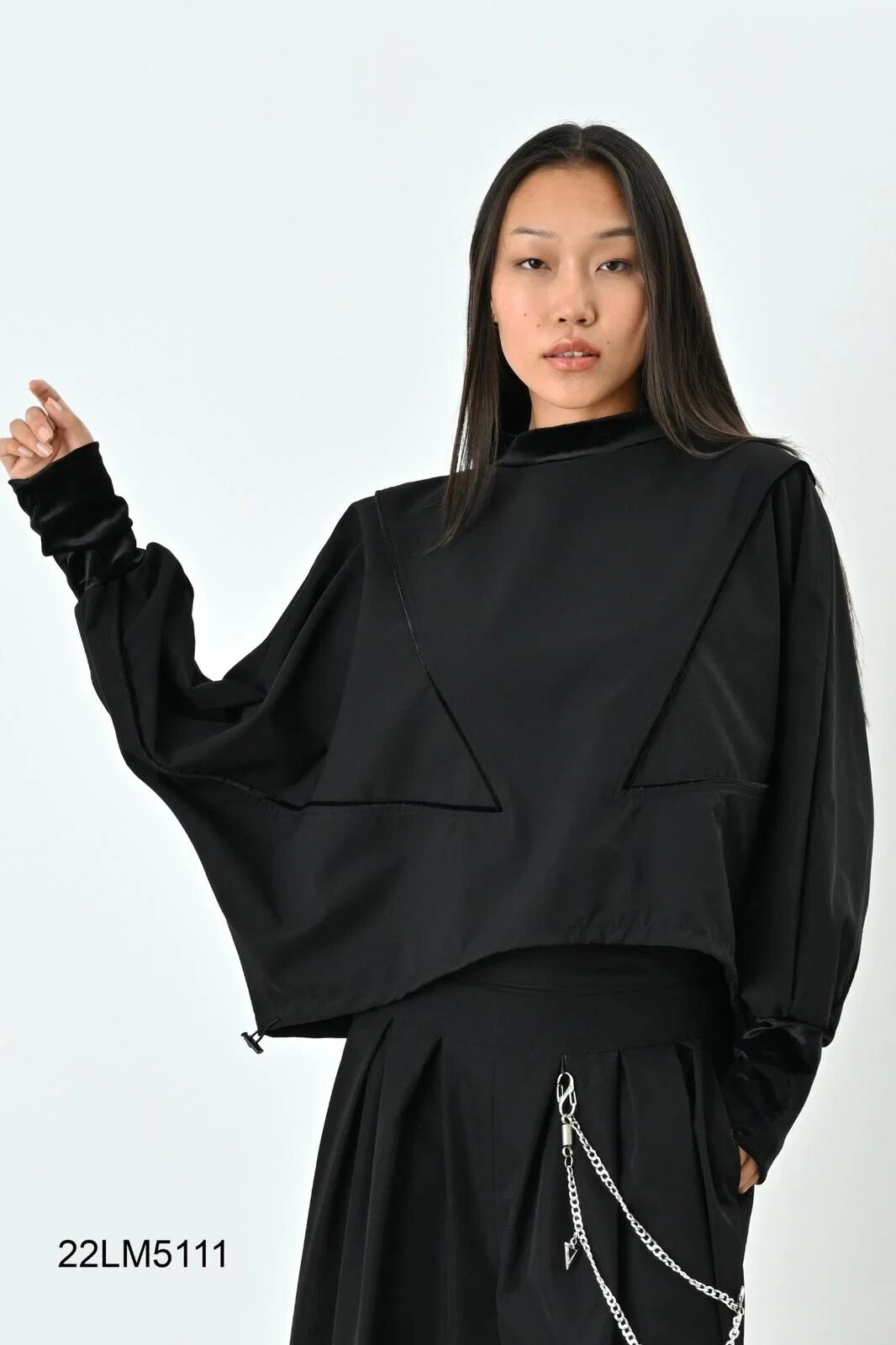 LES MIOS Bluza neagra oversize cu maneca fluture si detalii din catifea neagra