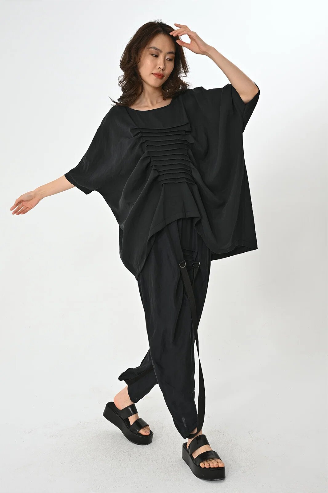LES MIOS Bluza neagra oversize din tencel cu pliseuri pe fata