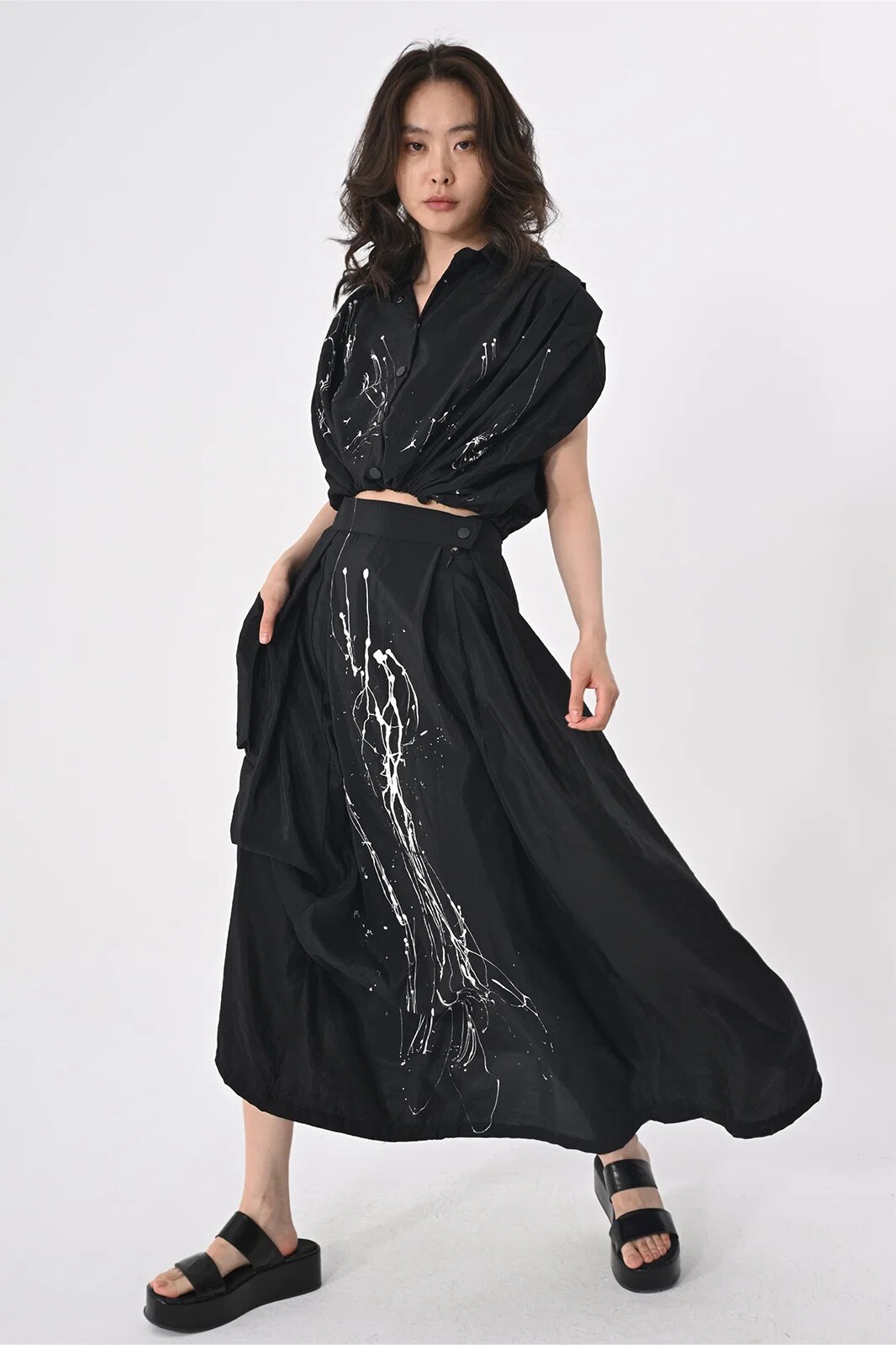 LES MIOS Compleu fusta asimetrica si bluza cu siret in talie negru cu dripping alb