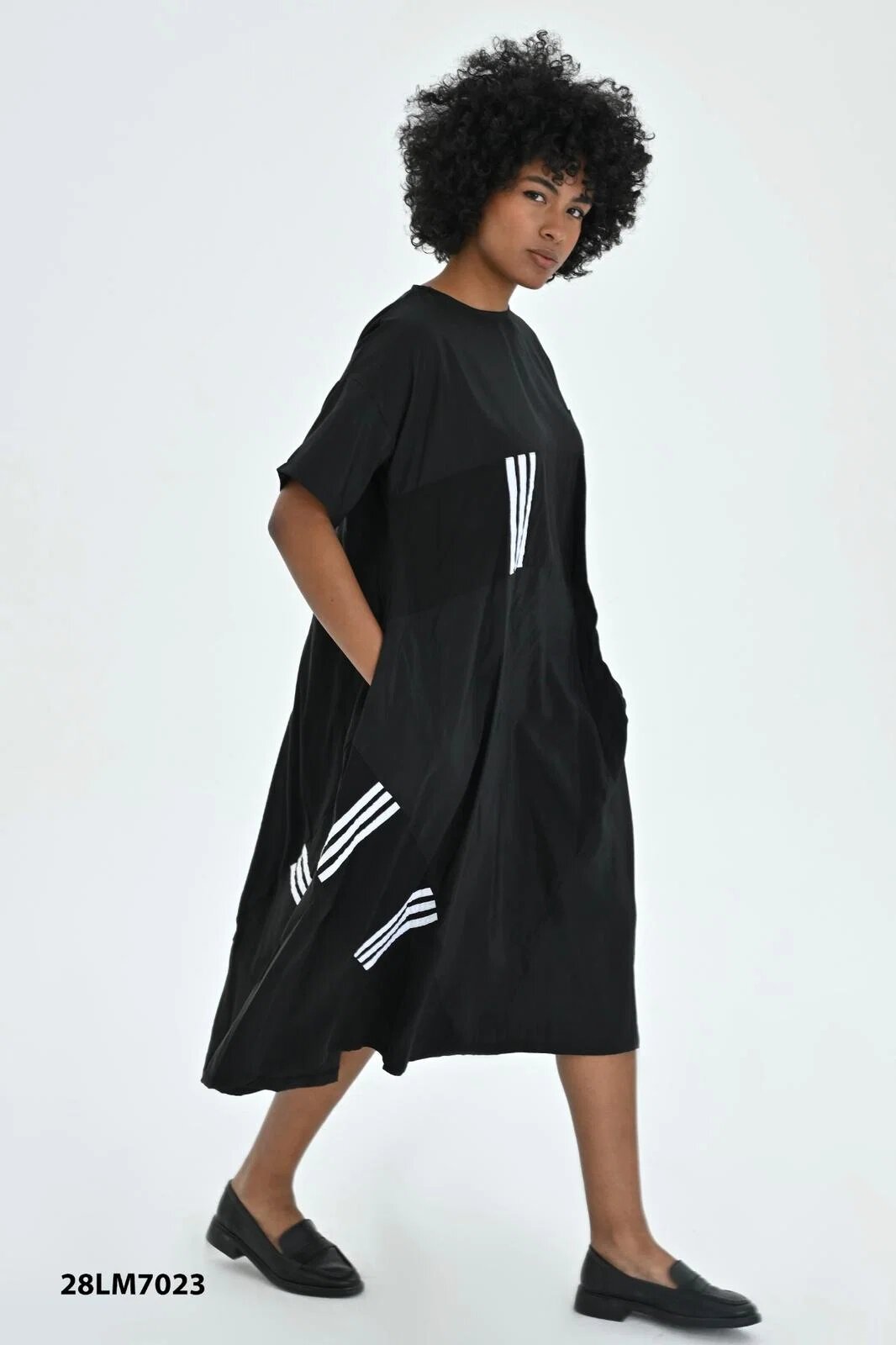 LES MIOS Rochie neagra A - line cu detalii albe si buzunar pe piept