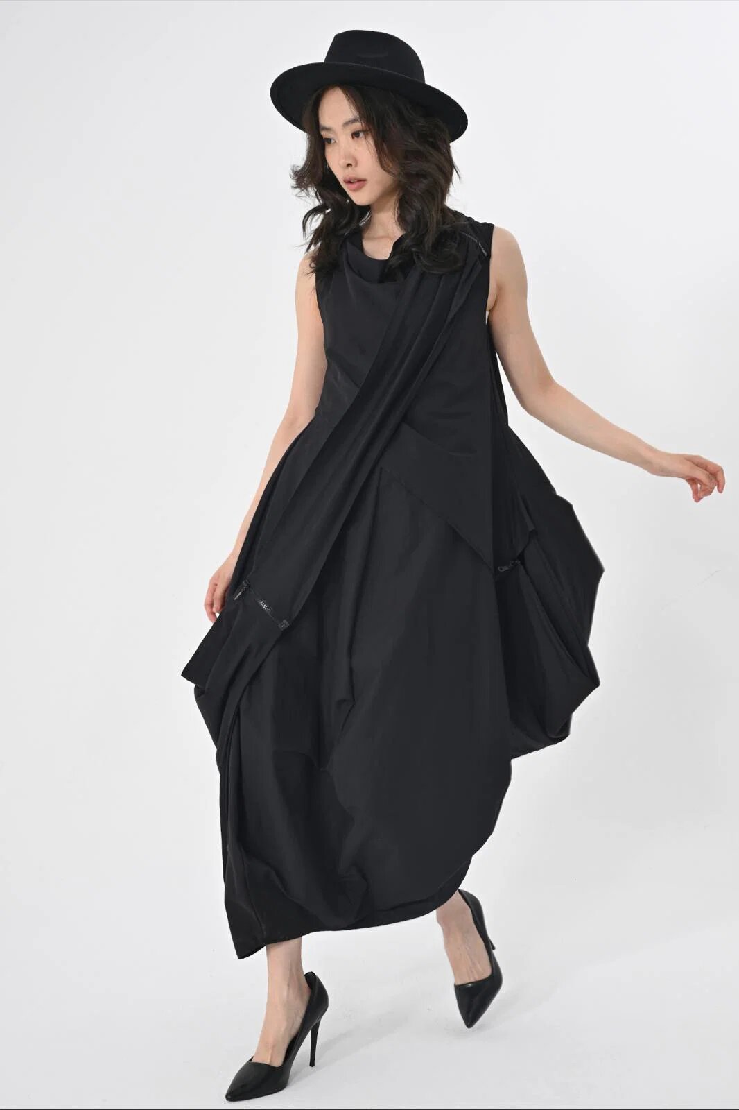 LES MIOS Rochie neagra gogosar cu un fald mare pe fata
