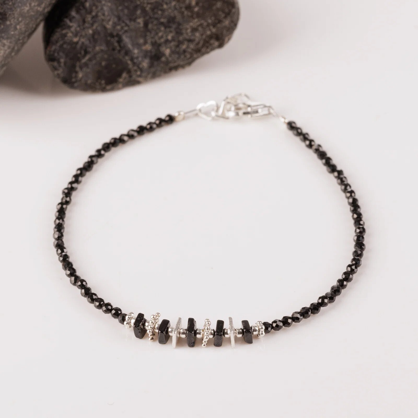 Maia Colt Bratara argint cu spinel negru de 2 mm si placute de turmalina neagra si argint