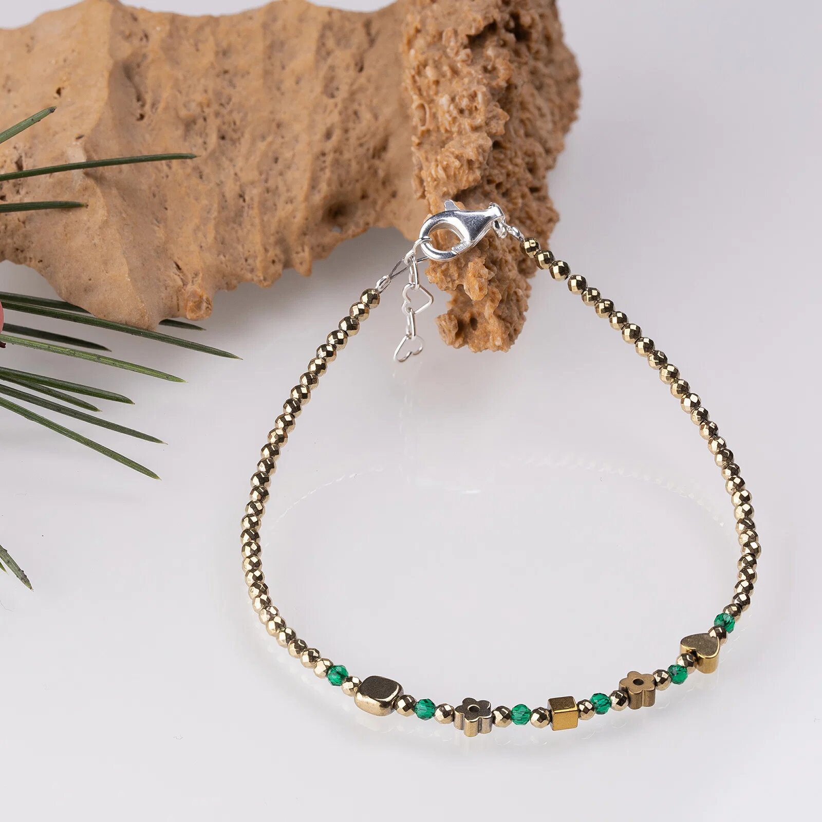 Maia Colt Bratara argint subtire din hematit auriu si cubic zirconia verde
