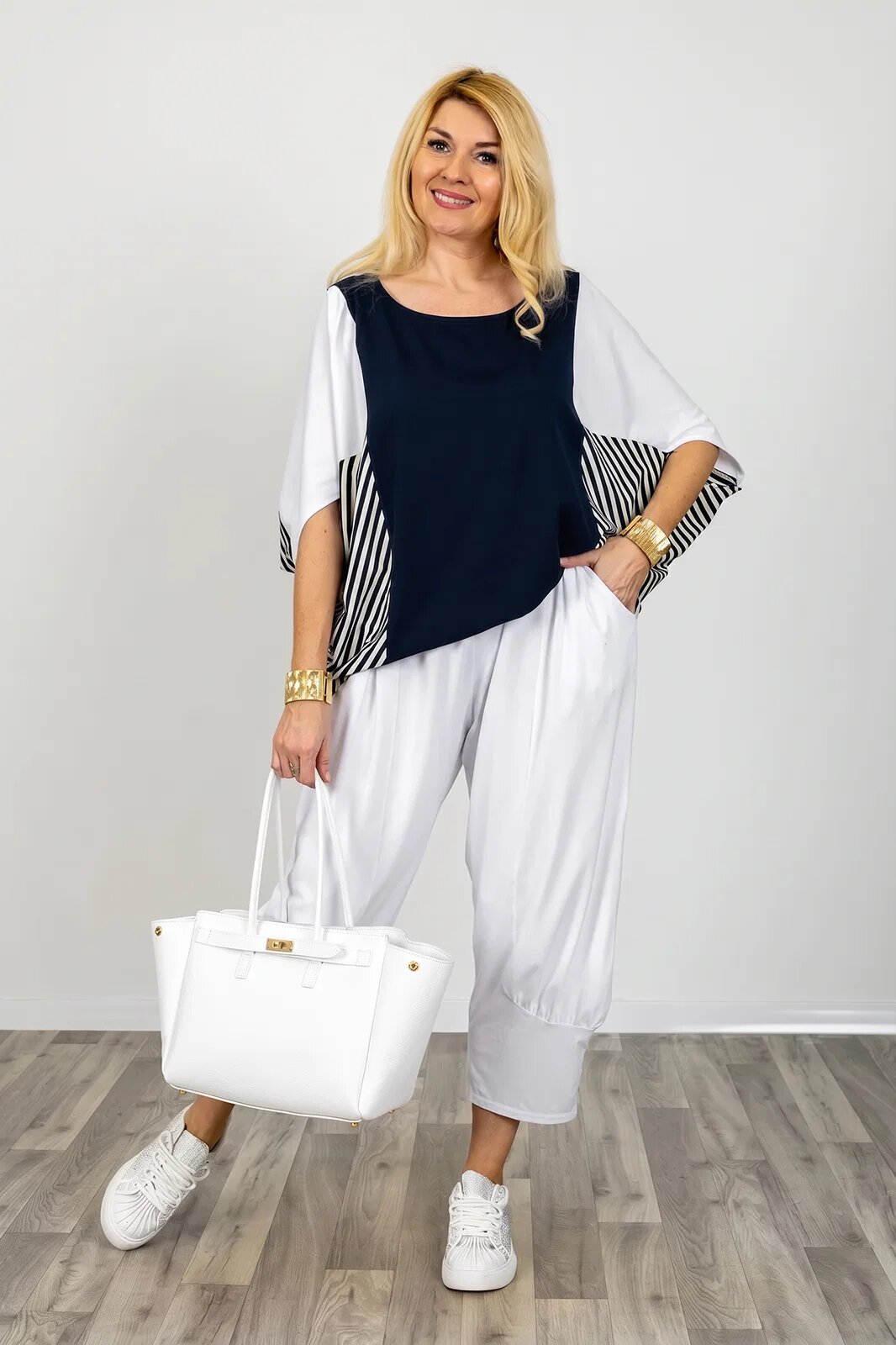 Pierino Bluza alb-bleumarin oversize cu design asimetric din bumbac
