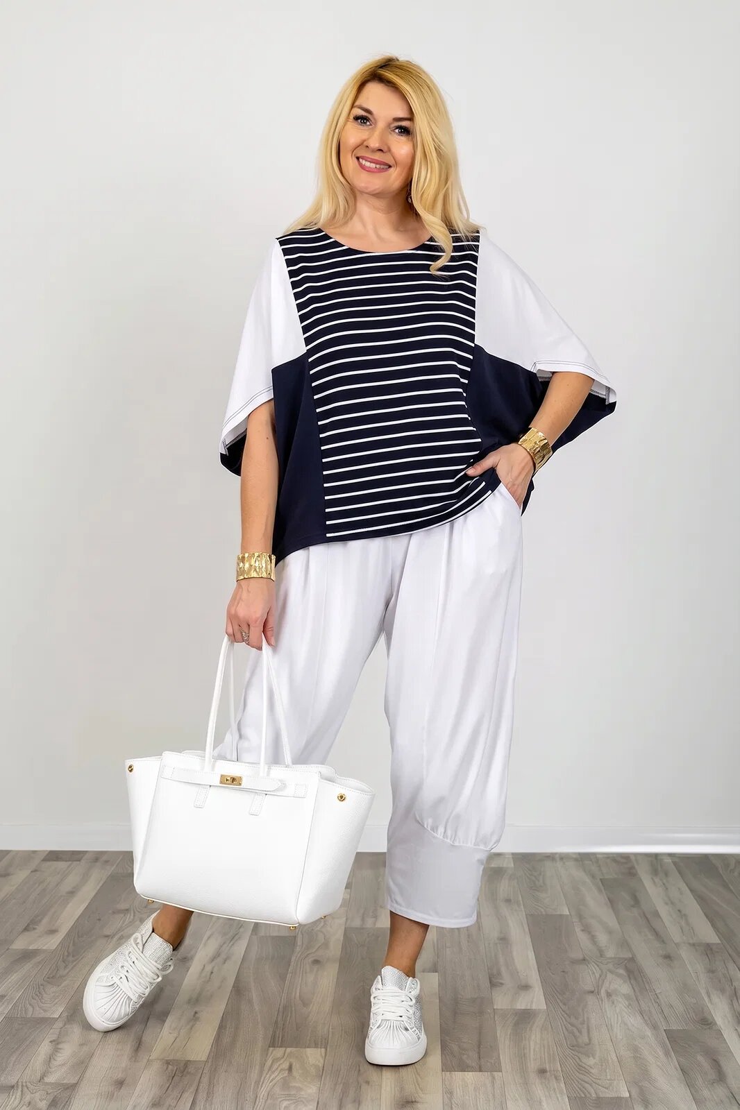 Pierino Bluza alb-bleumarin oversize cu design asimetric din bumbac - joc de dungi