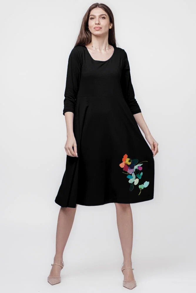 Pierino Rochie clos taiata in talie cu buzunare ascunse din bumbac negru cu imprimeu floare stilizata