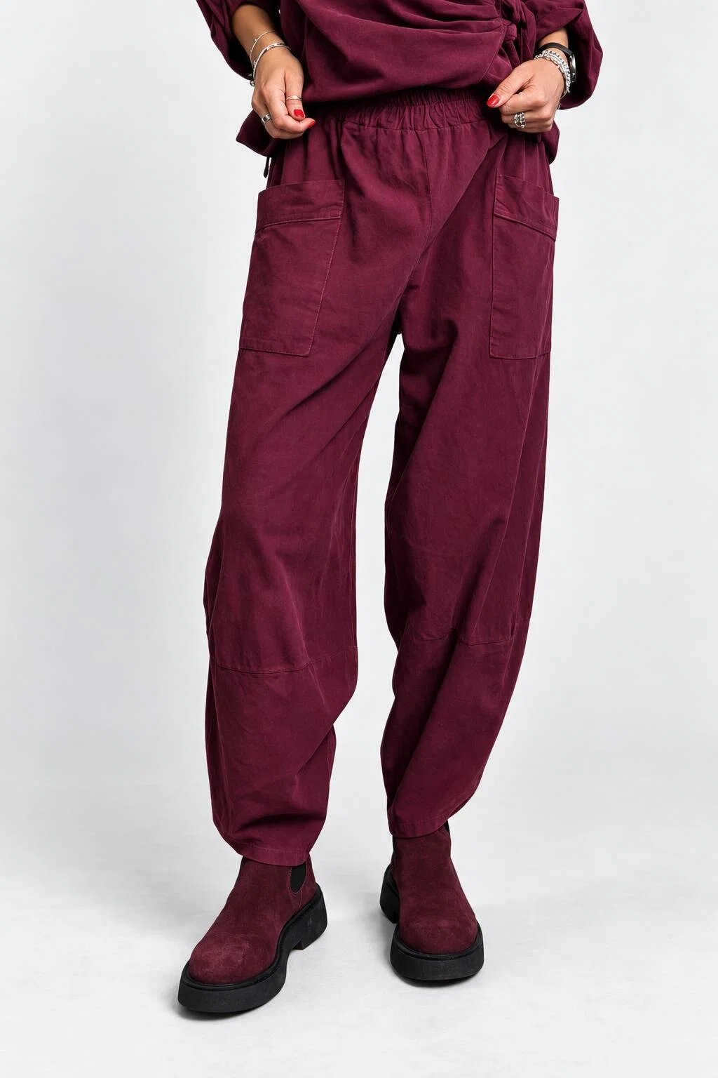 Rosa 99 Pantaloni dama din catifea reiata de bumbac cu croi balon si buzunare aplicate bordo
