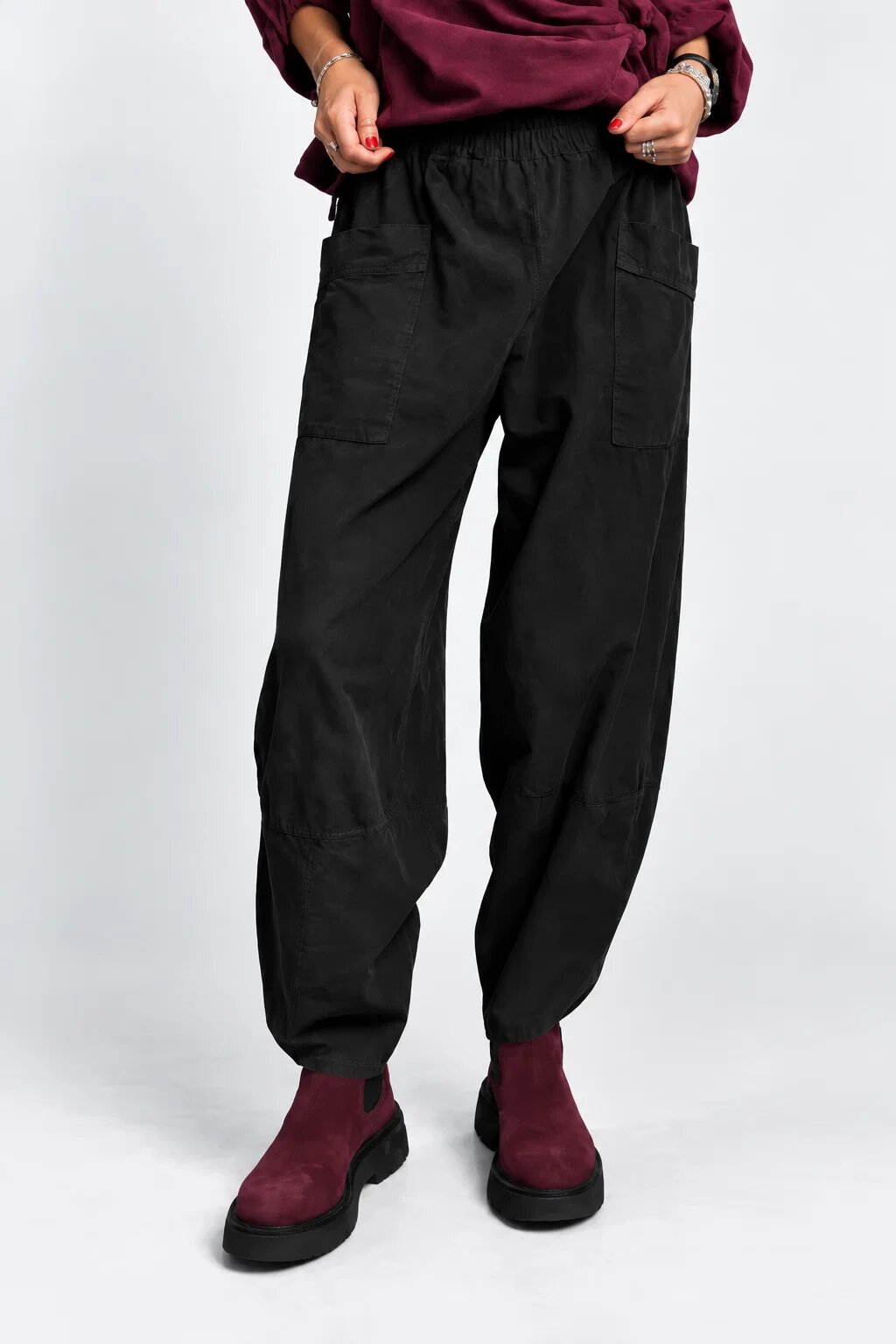 Rosa 99 Pantaloni dama din catifea reiata de bumbac cu croi balon si buzunare aplicate negri