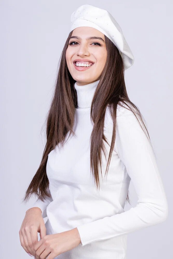 Shopika Bereta alba clasica cu strasuri foarte fine aplicate pe toata suprafata din bumbac si lana