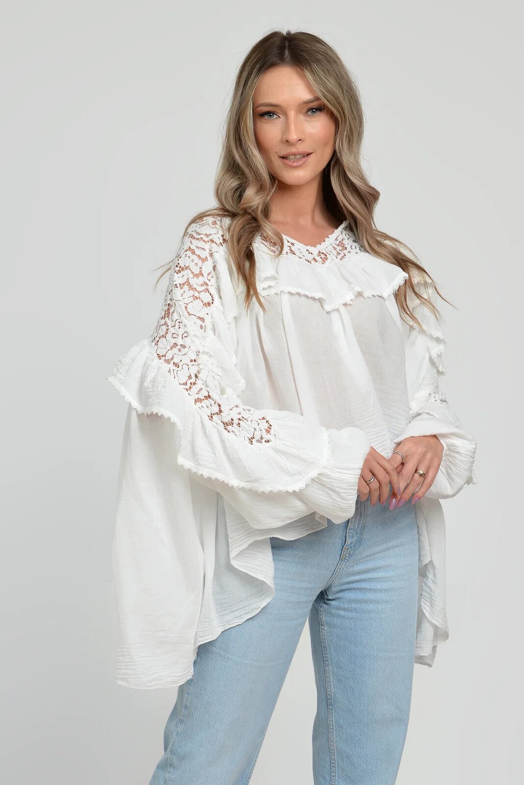 Shopika Bluza boho oversize din batist de bumbac in colturi cu volan si dantela alba