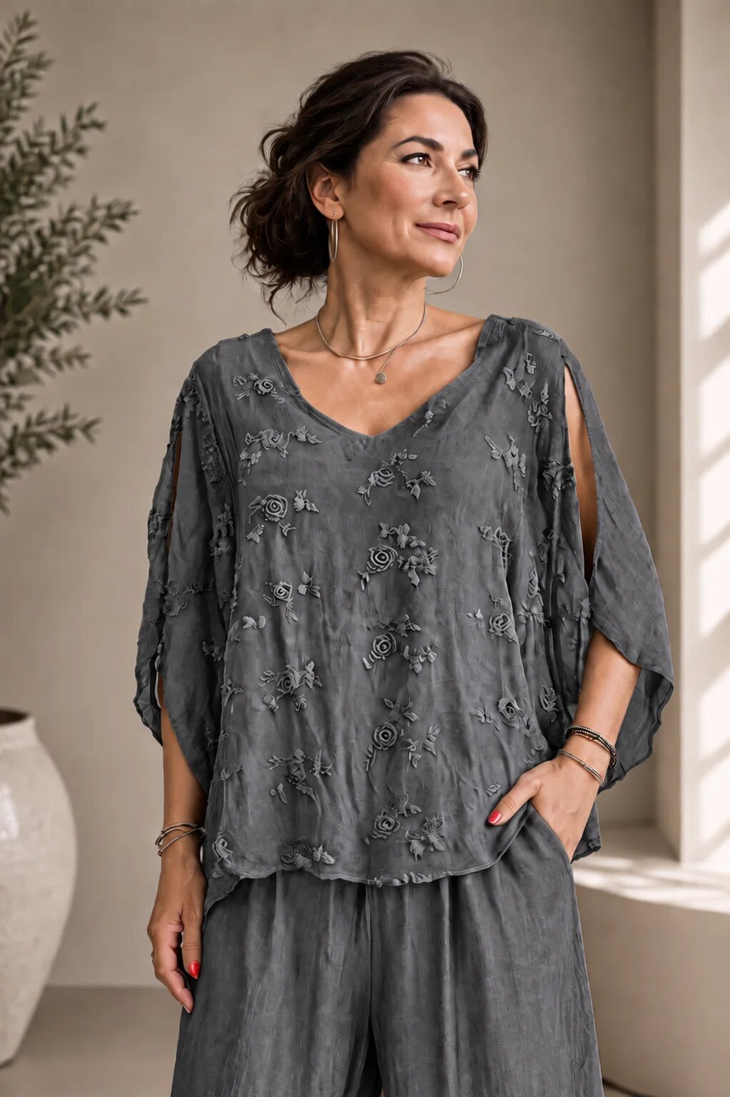 Shopika Bluza din matase si vascoza cu broderie pe fata si decolteu in V gri