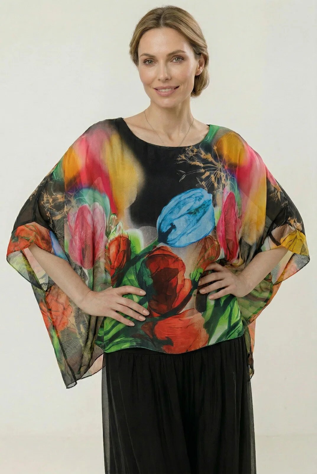Shopika Bluza vaporoasa tip poncho din matase croi oversized cu print lalele stilizate fond negru