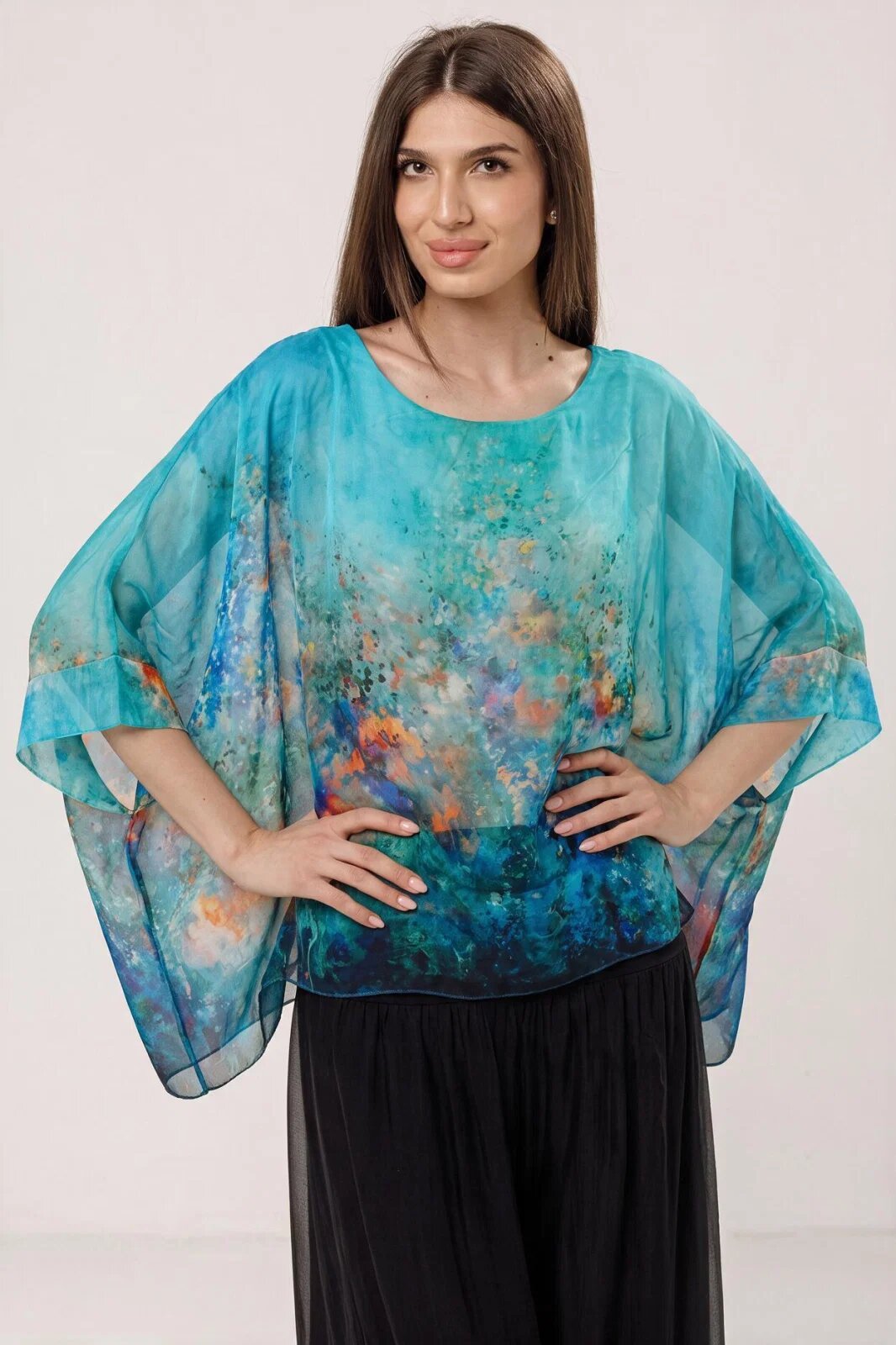 Shopika Bluza vaporoasa tip poncho din matase croi oversized cu print pictural multicolora pe fond turcoaz