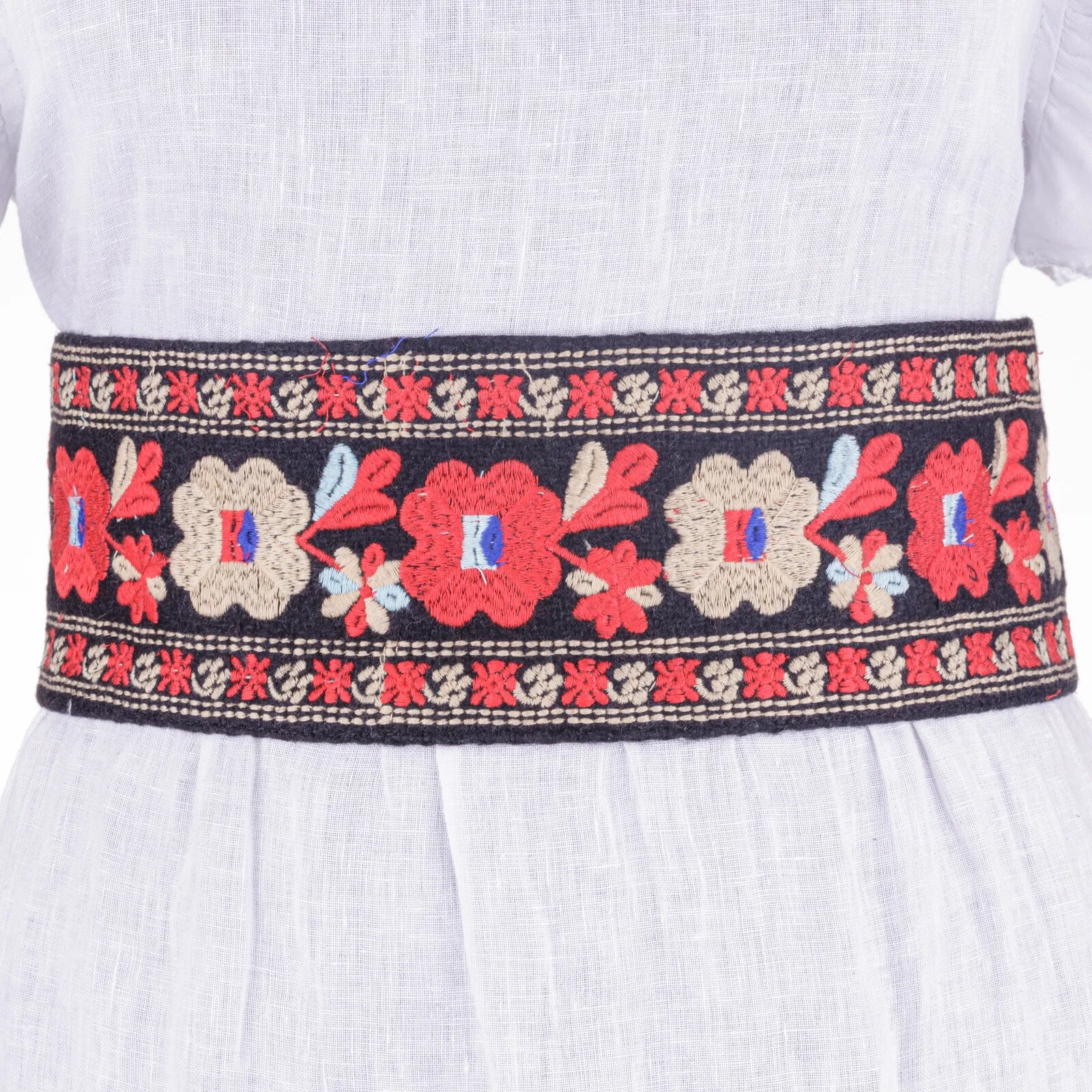 Shopika Brau traditional romanesc cu flori rosii si bej brodate