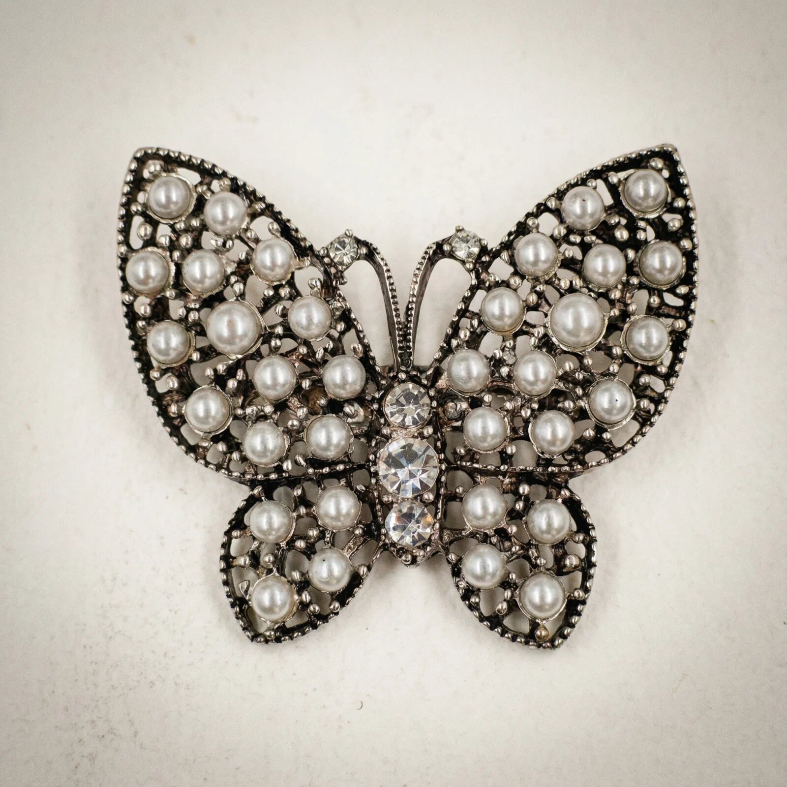 Shopika Brosa eleganta fluture din metal cu perlute artificiale si strasuri