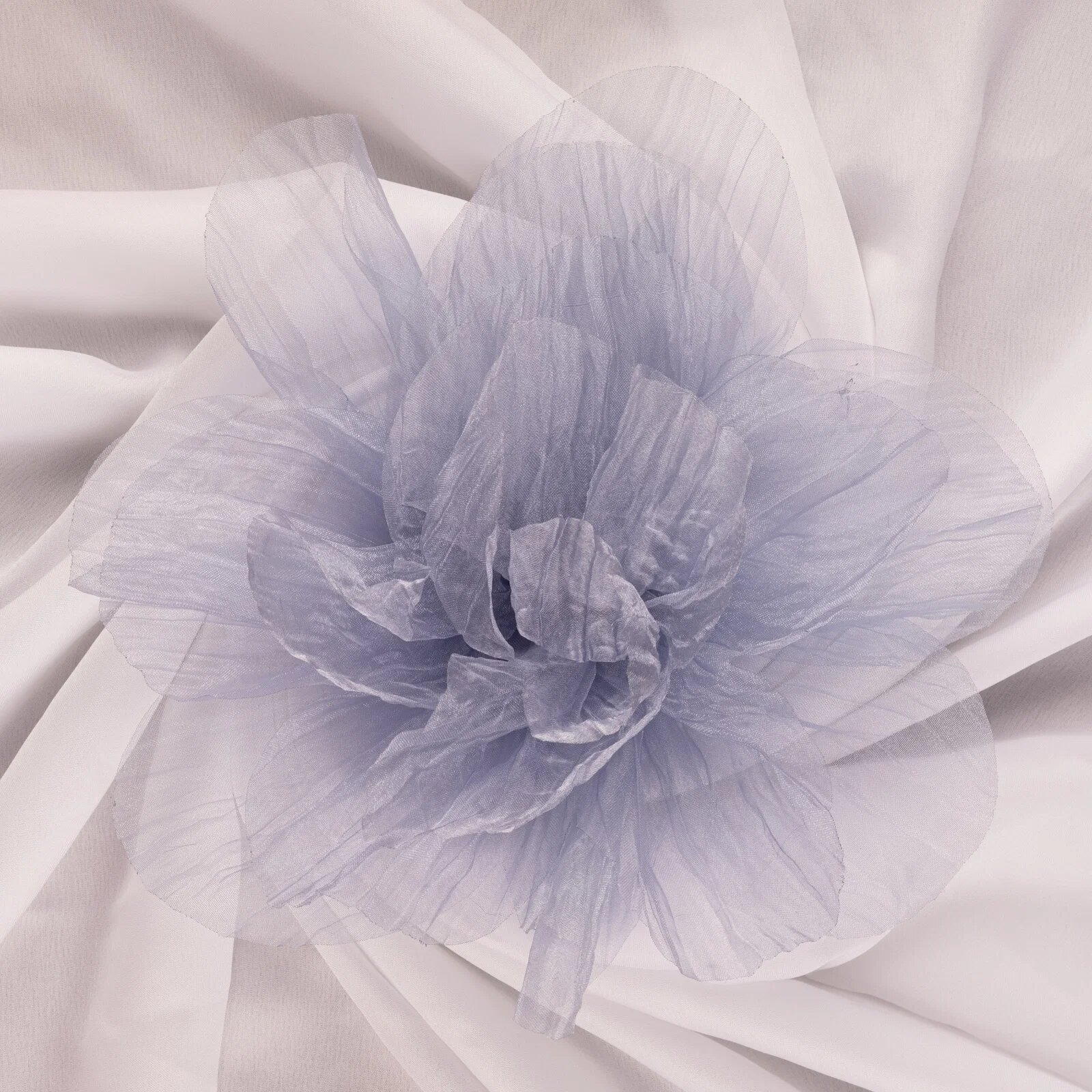 Shopika Brosa floare din organza creponata cu diametru de 20 cm cu clips pentru par gri deschis