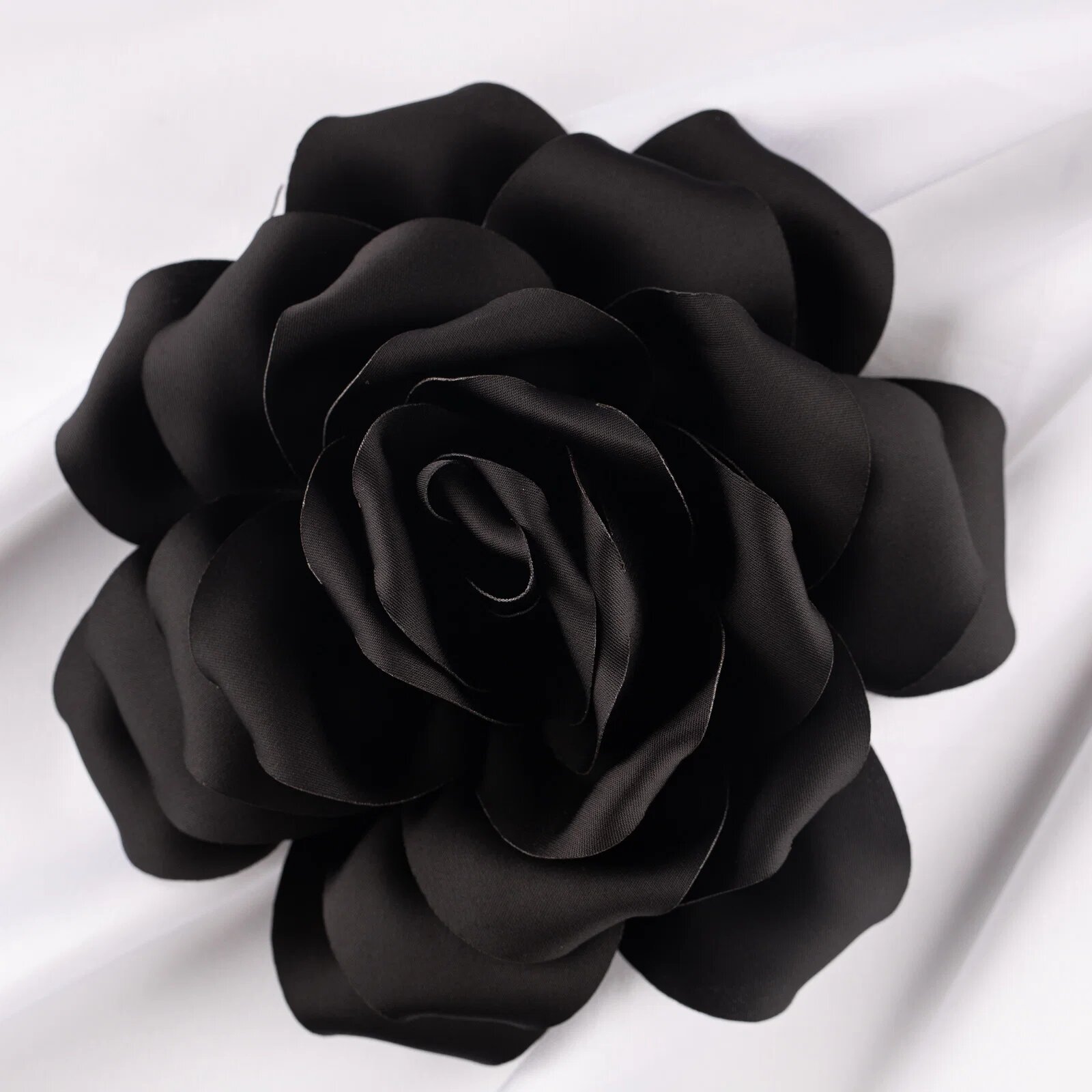 Shopika Brosa floare neagra satinata cu diametru de 15 cm cu clips pentru par