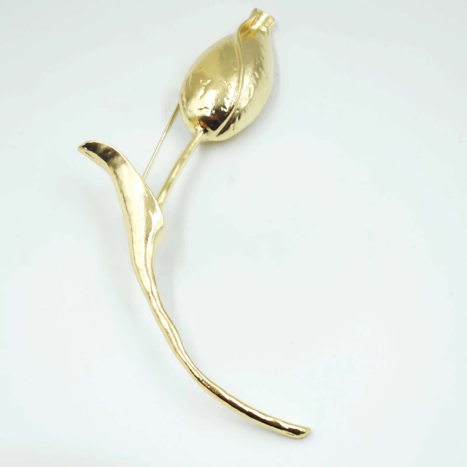 Shopika Brosa statement lalea imbobocita forma stilizata din metal auriu