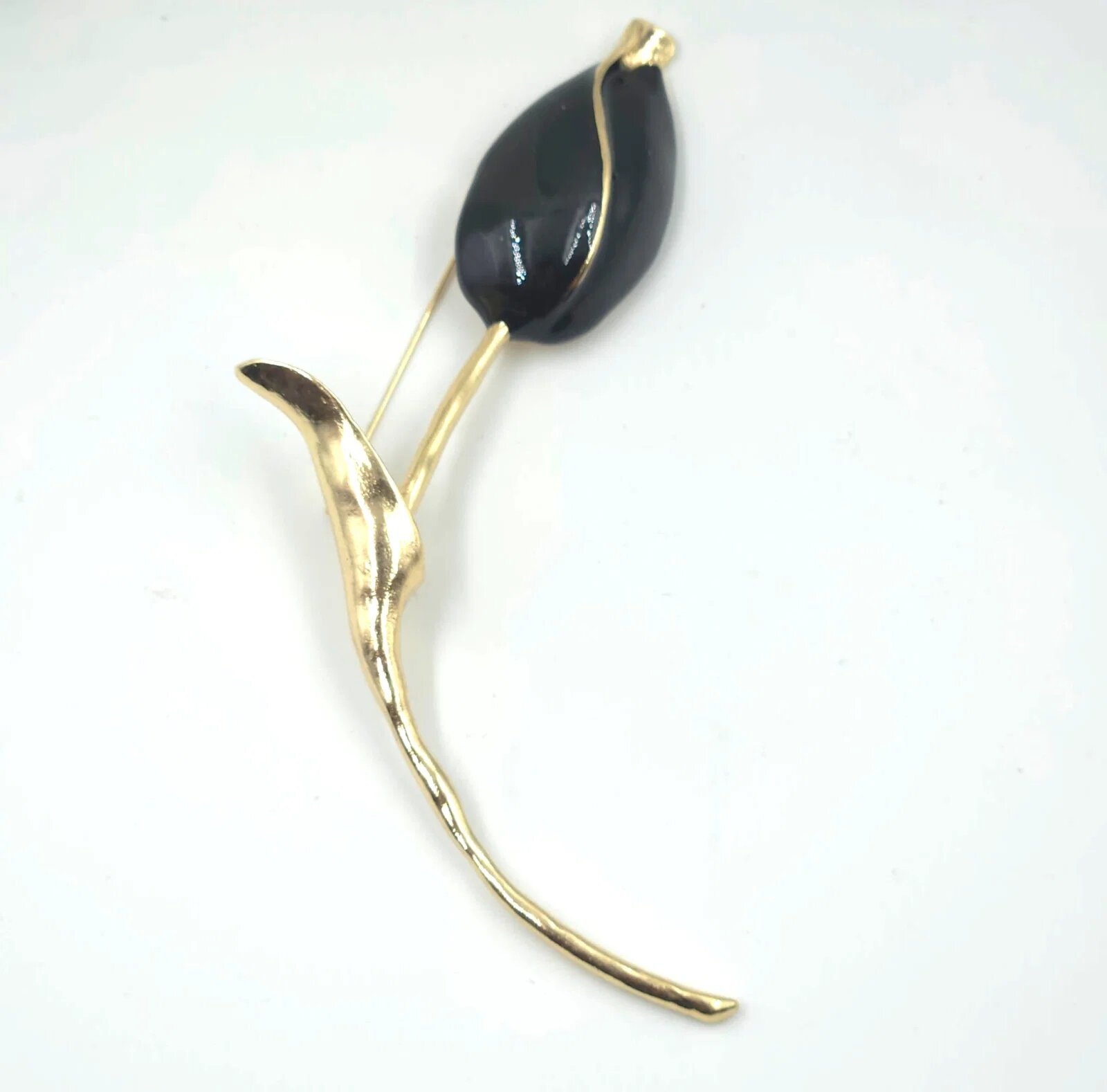 Shopika Brosa statement lalea imbobocita forma stilizata din metal auriu cu negru