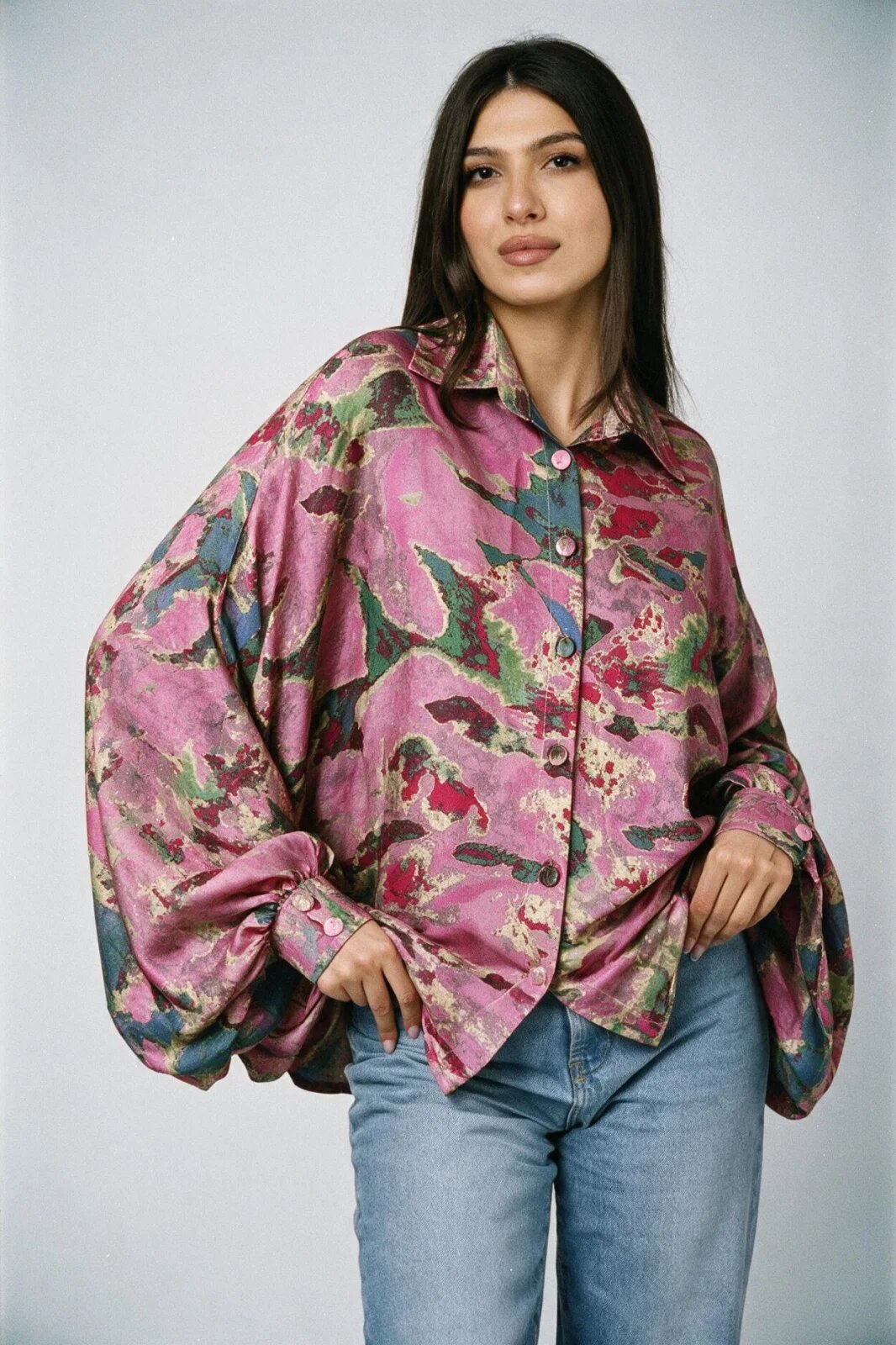 Shopika Camasa din satin oversize cu maneci bufante si imprimeu abstract fucsia