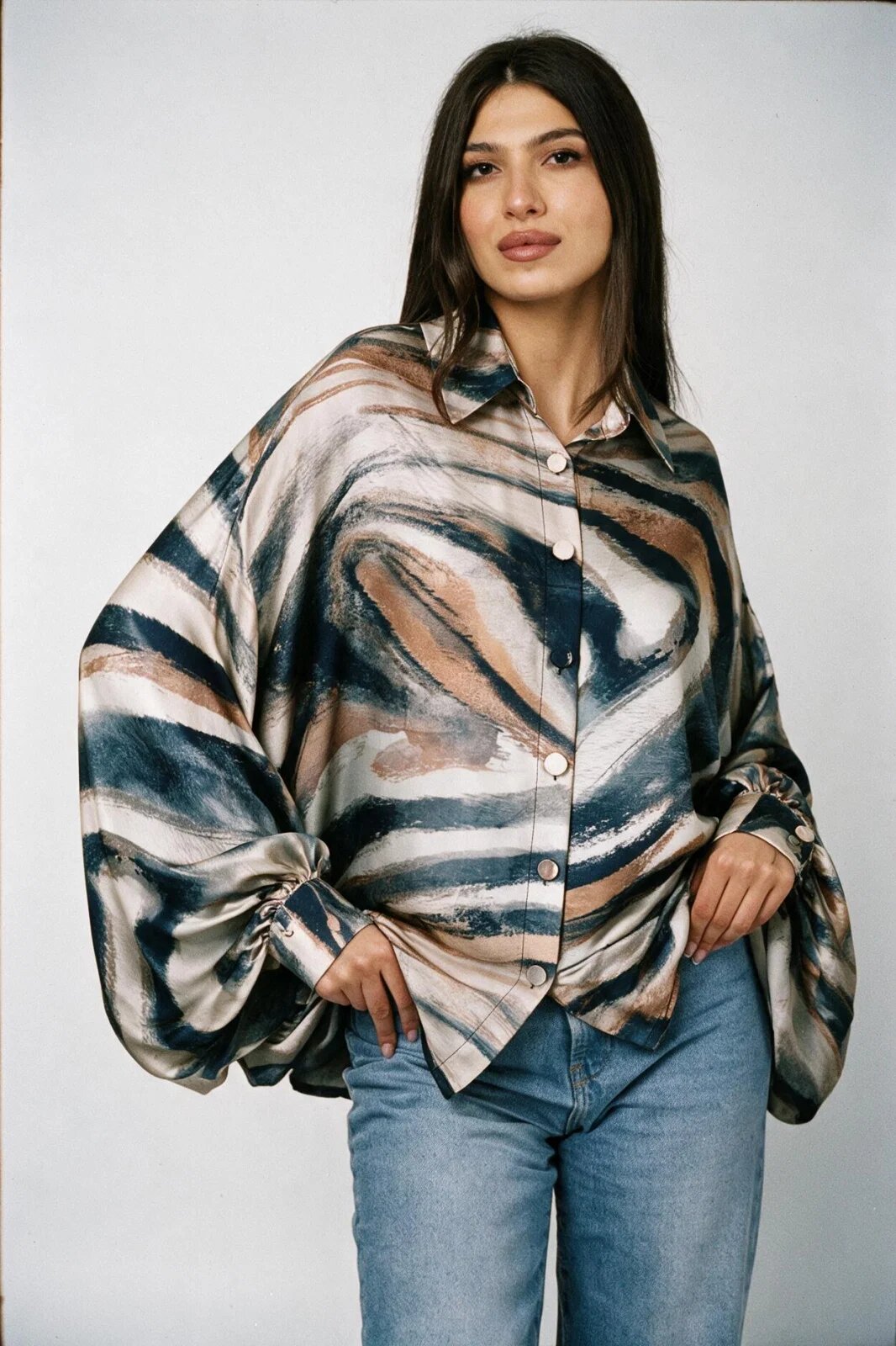 Shopika Camasa din satin oversize cu maneci bufante si imprimeu linii fluide bej