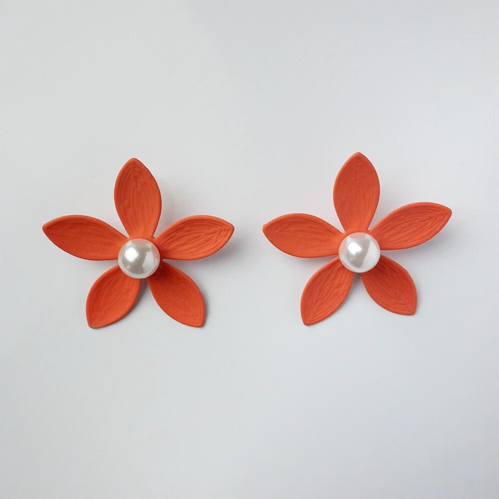 Shopika Cercei in forma de floare cu cinci petale si perla sintetica alba in mijloc corai mat