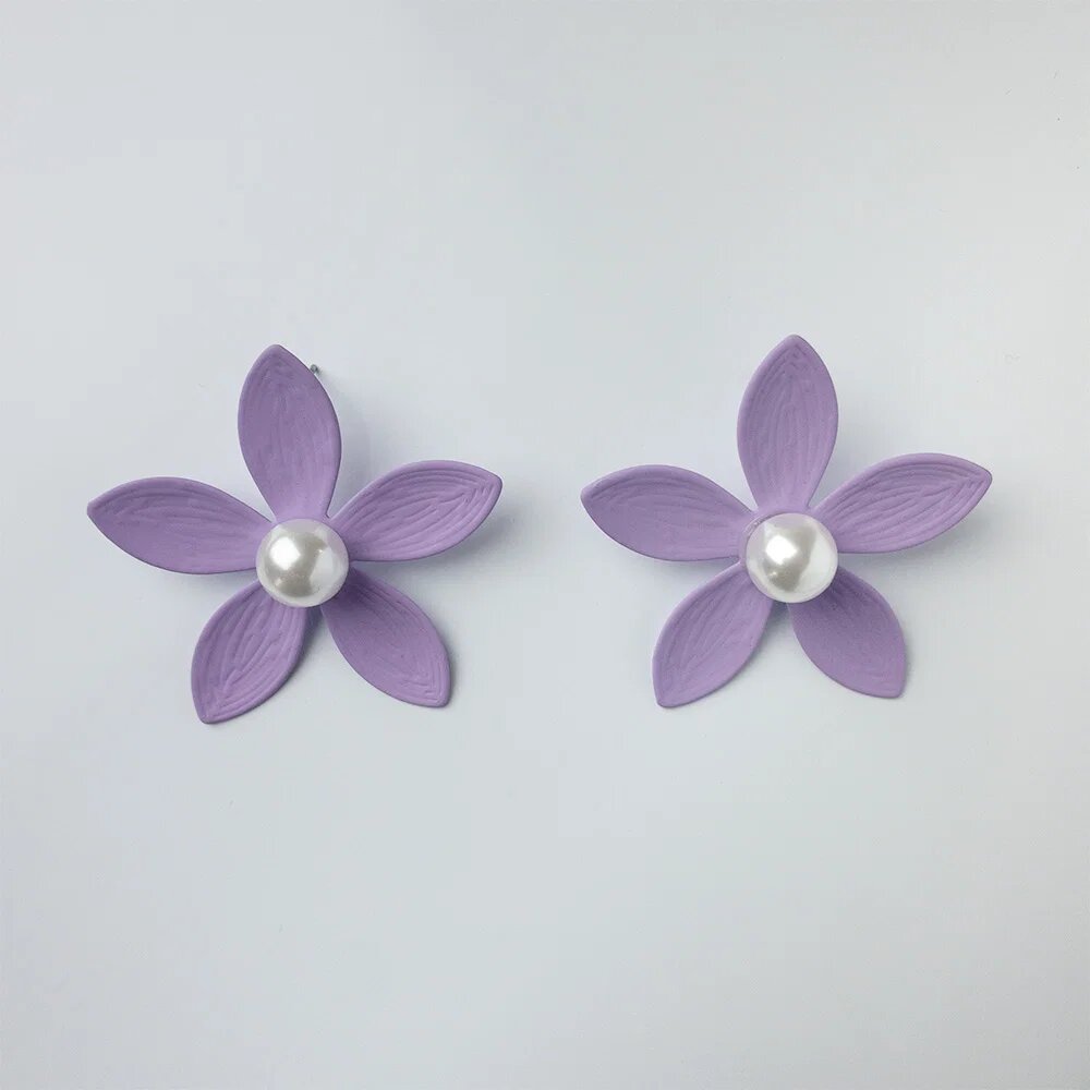 Shopika Cercei in forma de floare cu cinci petale si perla sintetica alba in mijloc lila mat