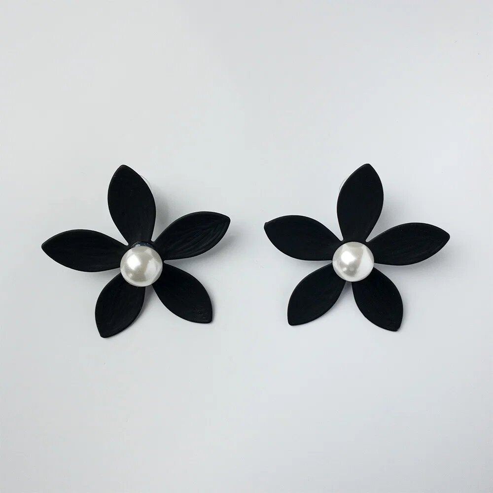 Shopika Cercei in forma de floare cu cinci petale si perla sintetica alba in mijloc negru mat