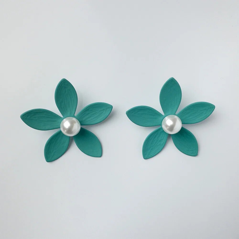 Shopika Cercei in forma de floare cu cinci petale si perla sintetica alba in mijloc verde mat