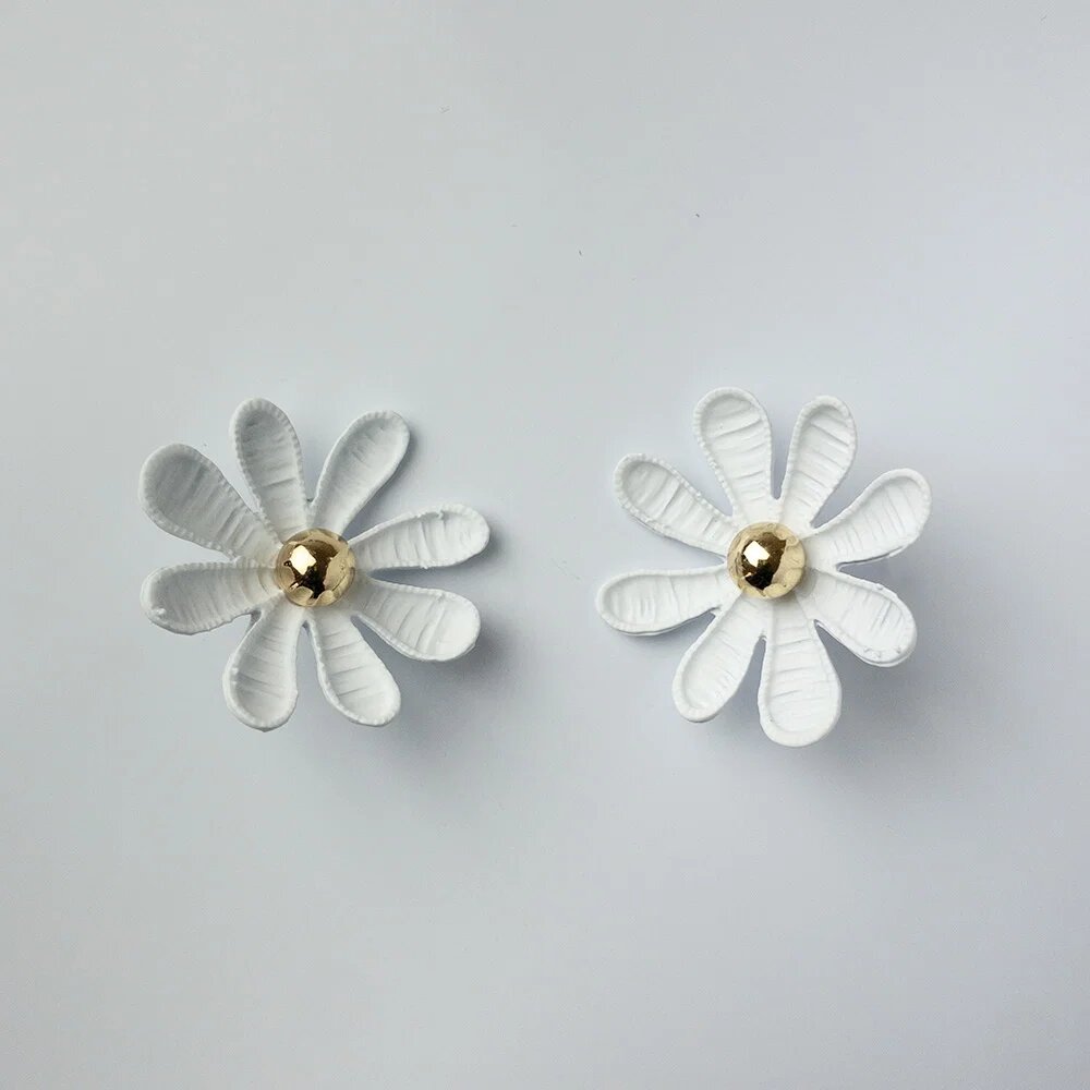 Shopika Cercei in forma de floare cu multe petale alb mat
