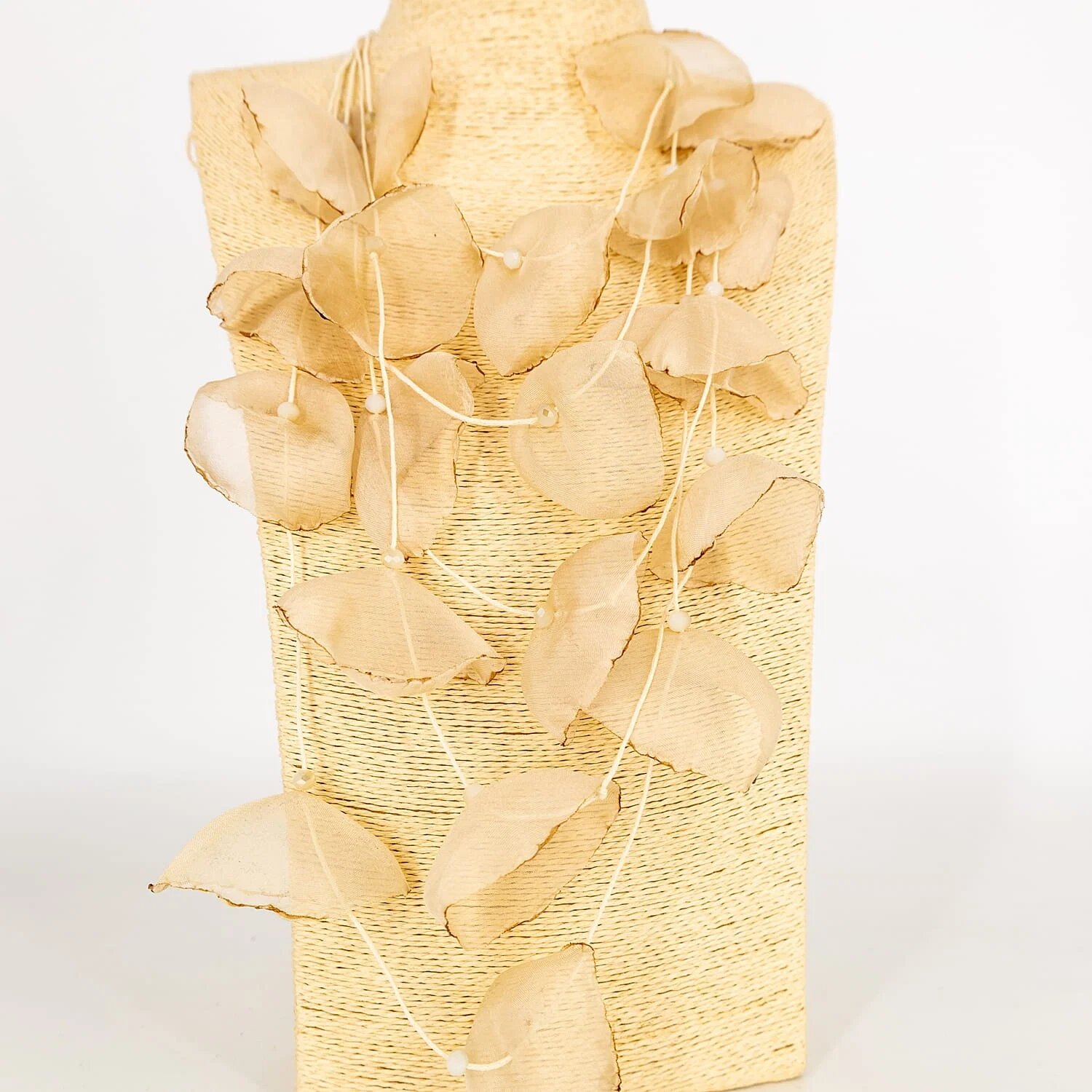 Shopika Colier statement bej cu petale textile de mac 3D din organza - design artistic italian