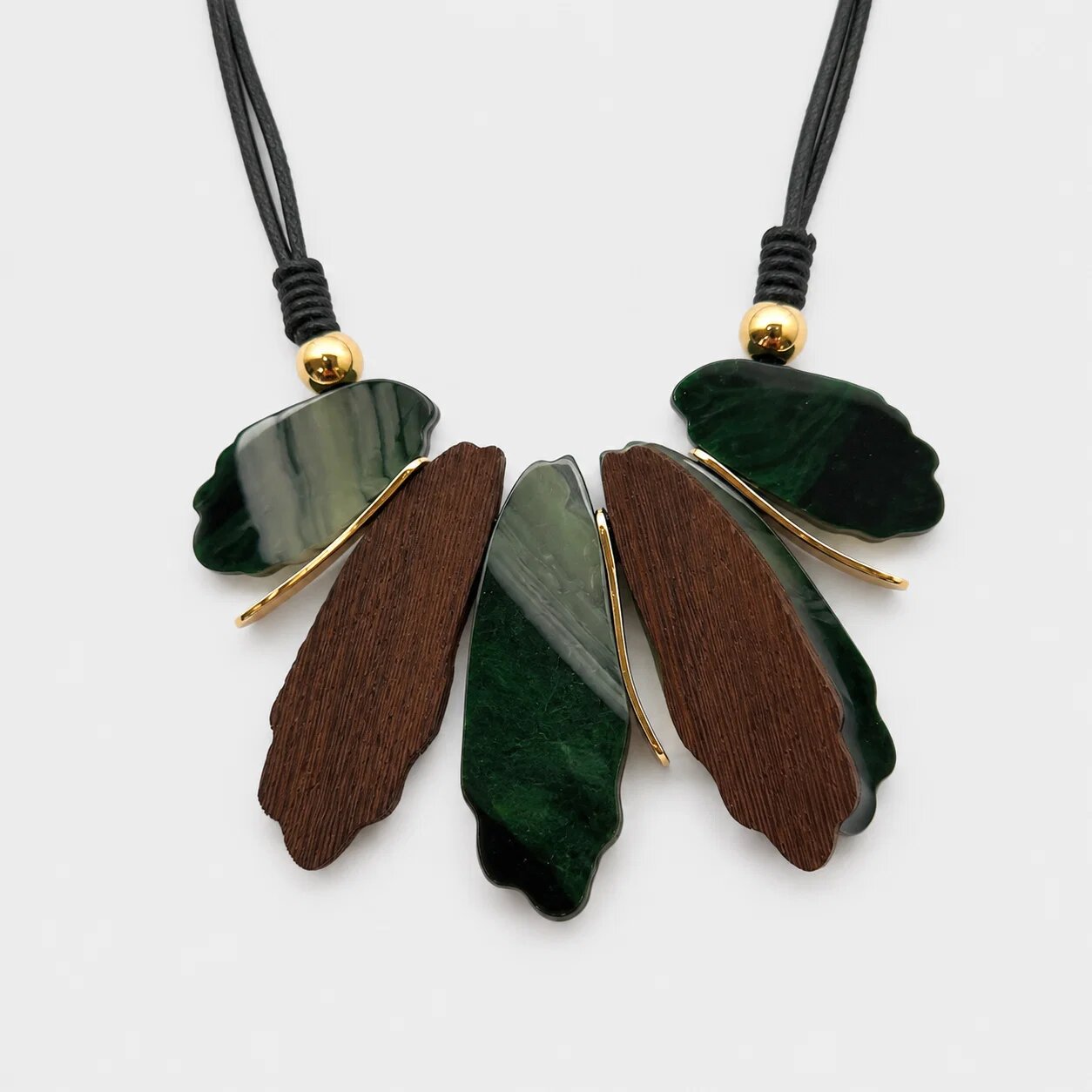 Shopika Colier statement cu elemente organice din lemn si rasina verde design asimetric