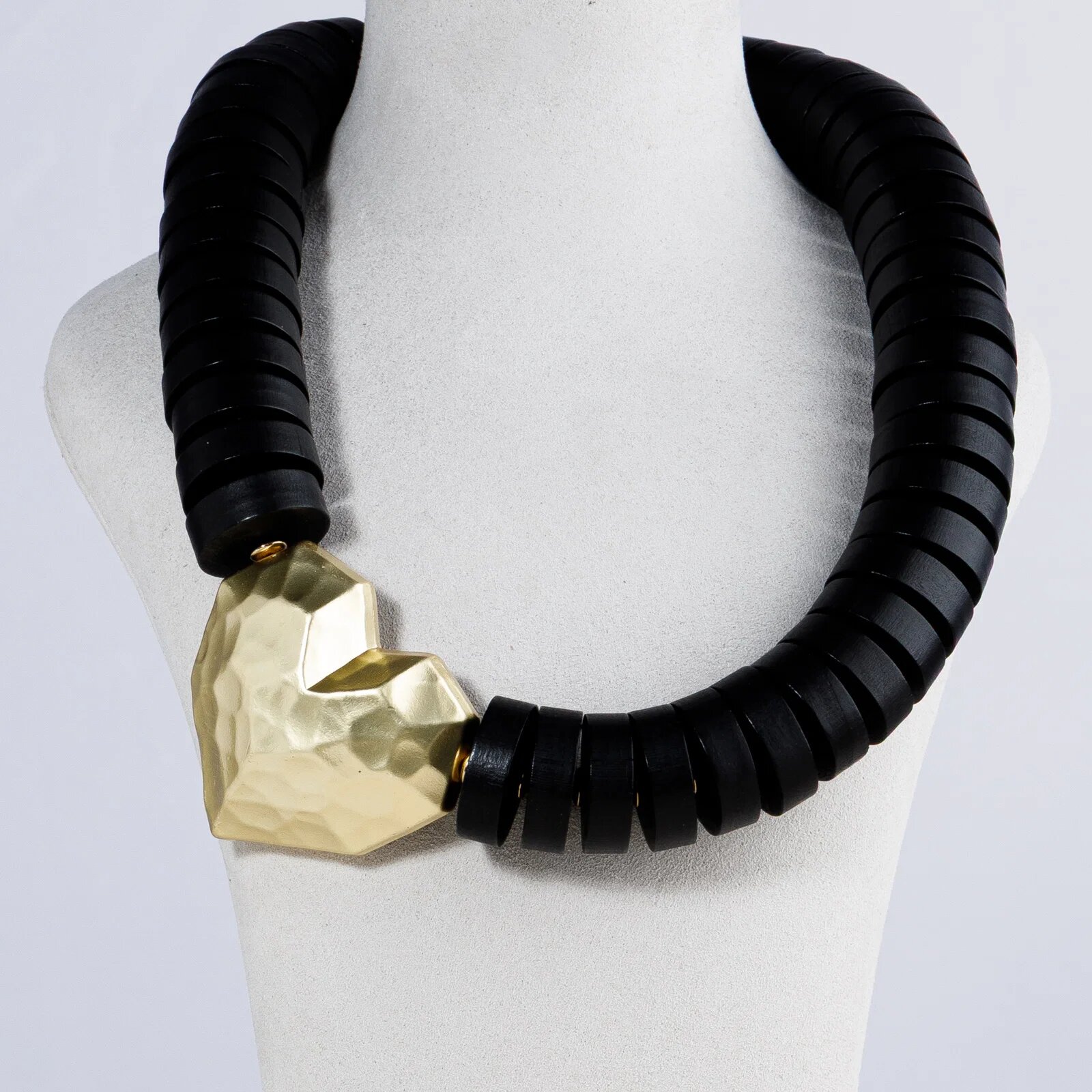 Shopika Colier statement negru cu element inima geometrizata aurie