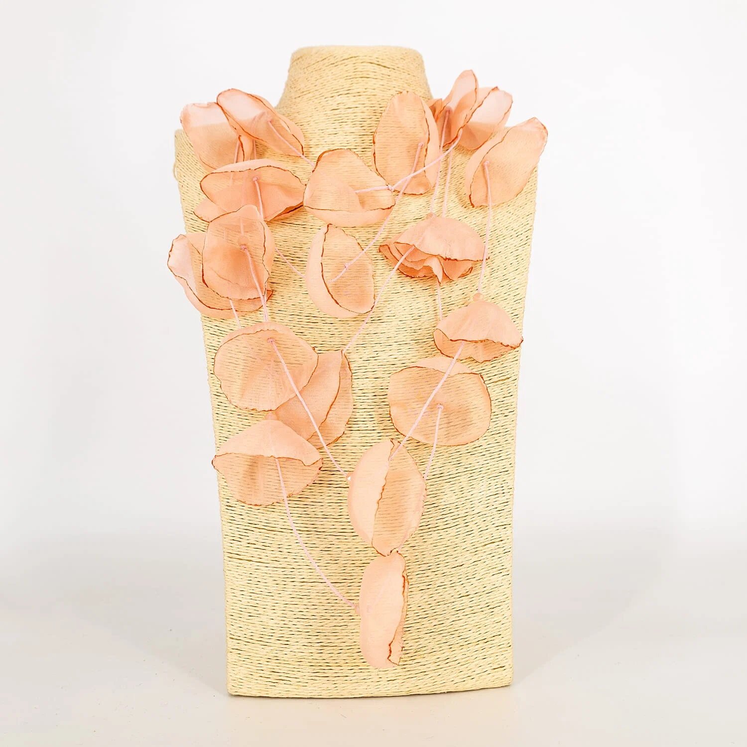 Shopika Colier statement roz pudra cu petale textile de mac 3D din organza - design artistic italian
