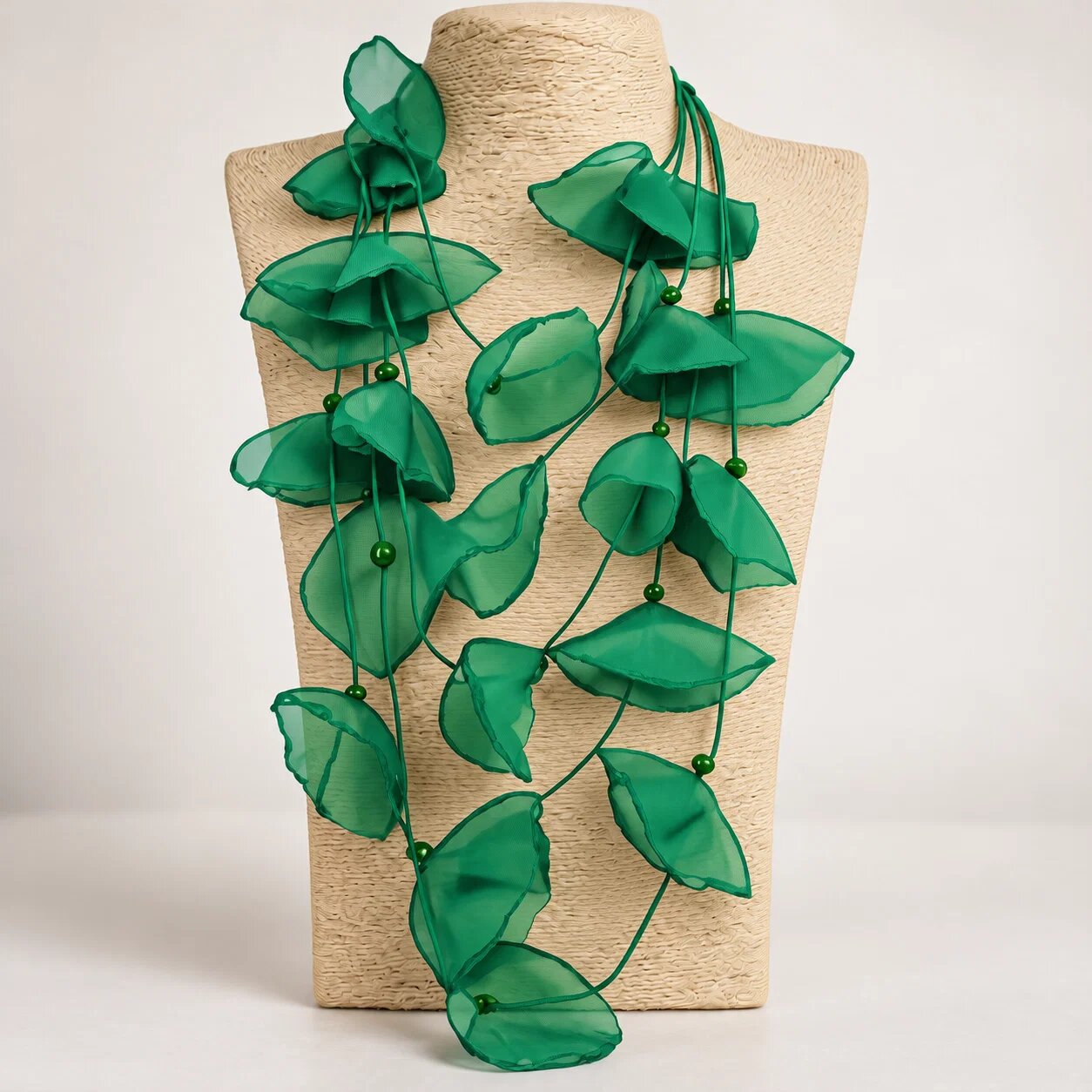 Shopika Colier statement verde cu petale textile de mac 3D din organza - design artistic italian