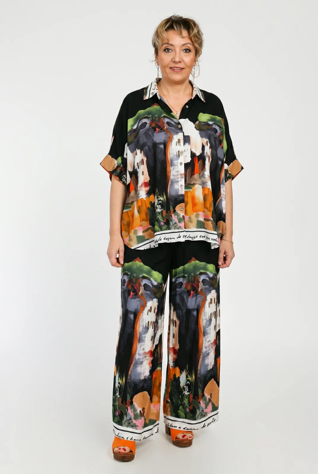 Shopika Compleu camasa si pantaloni palazzo din vascoza cu matase cu imprimeu artistic pe fond negru