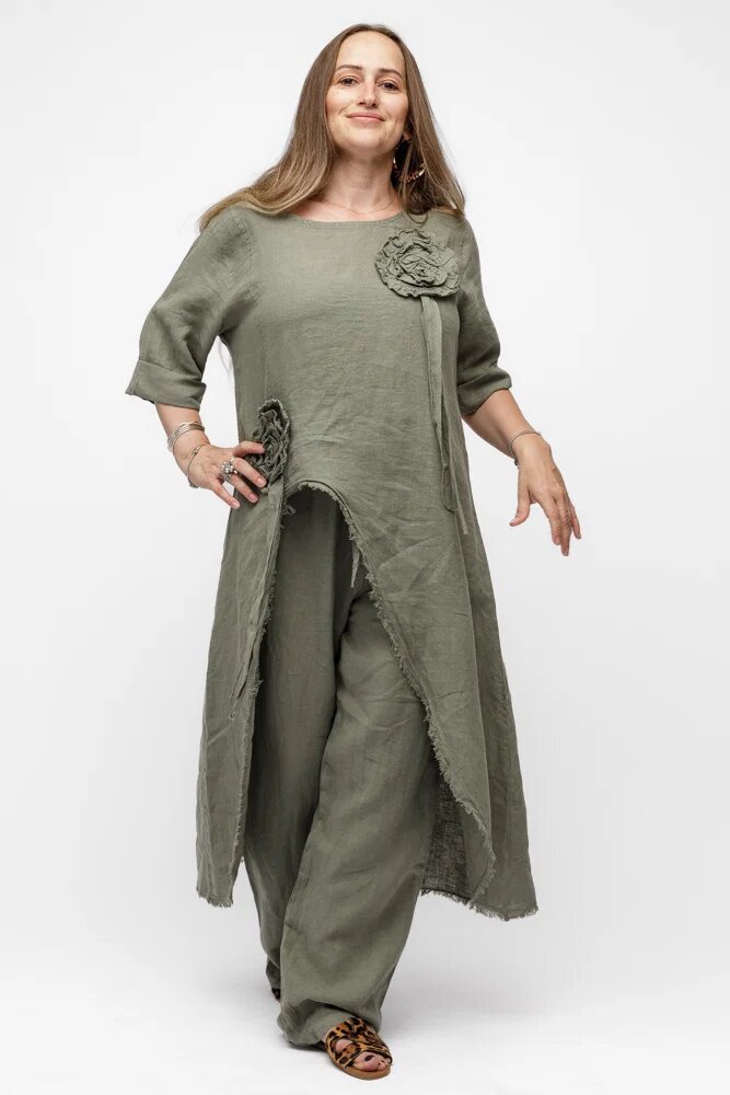 Shopika Compleu cu flori aplicate din in cu bluza tunica mai lunga in spate si pantaloni kaki